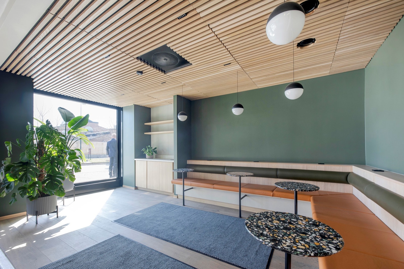 Koselig inngangsparti nede. Møte gjesten med en kaffekopp. Galleribilde