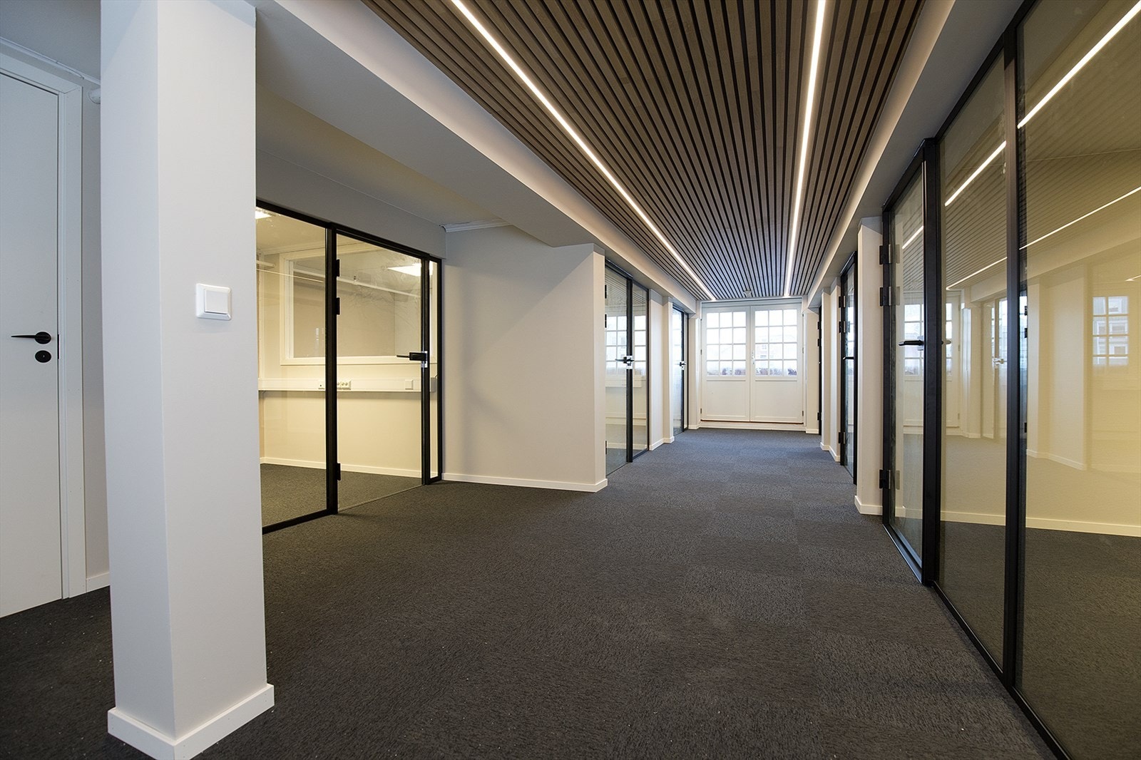 Lys og fin kontorlokale i 2. etasje med heis. Galleribilde