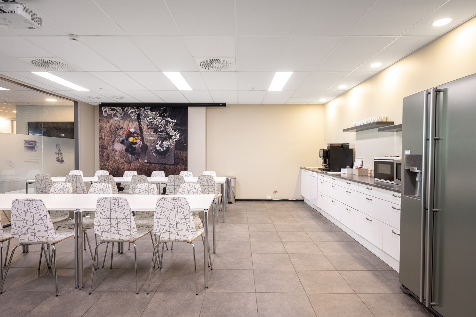 Kjøkken med spiseplass/sosial sone. Kantine i byggets 4. etg. Galleribilde