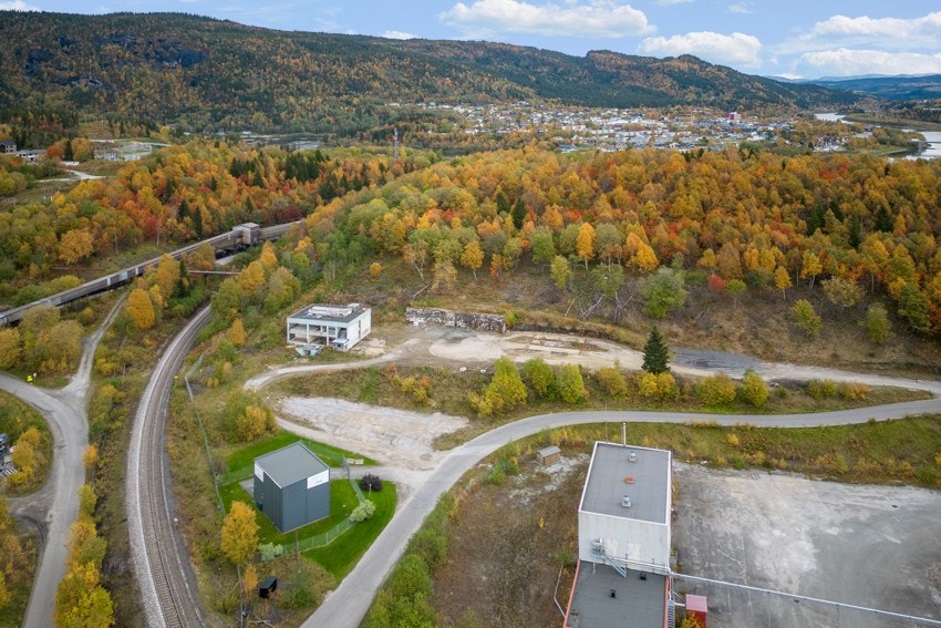 Tomten er terrassert med potensiale for storstilt utsikt fra evt. ett nytt næringsbygg. Galleribilde