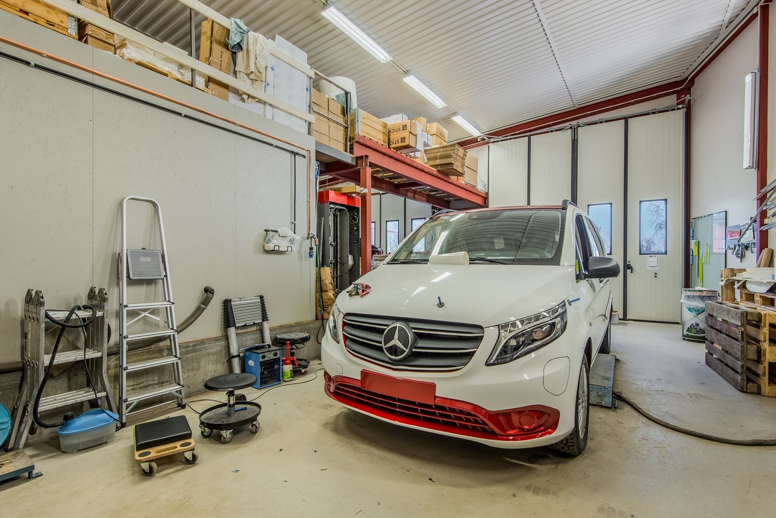 Påbygd hall og varelevering har gulvvarme fra borehull - Det er 2 borehull til vannbåren-radiatorer - Varmepumper og egen fyr til bioolje Galleribilde