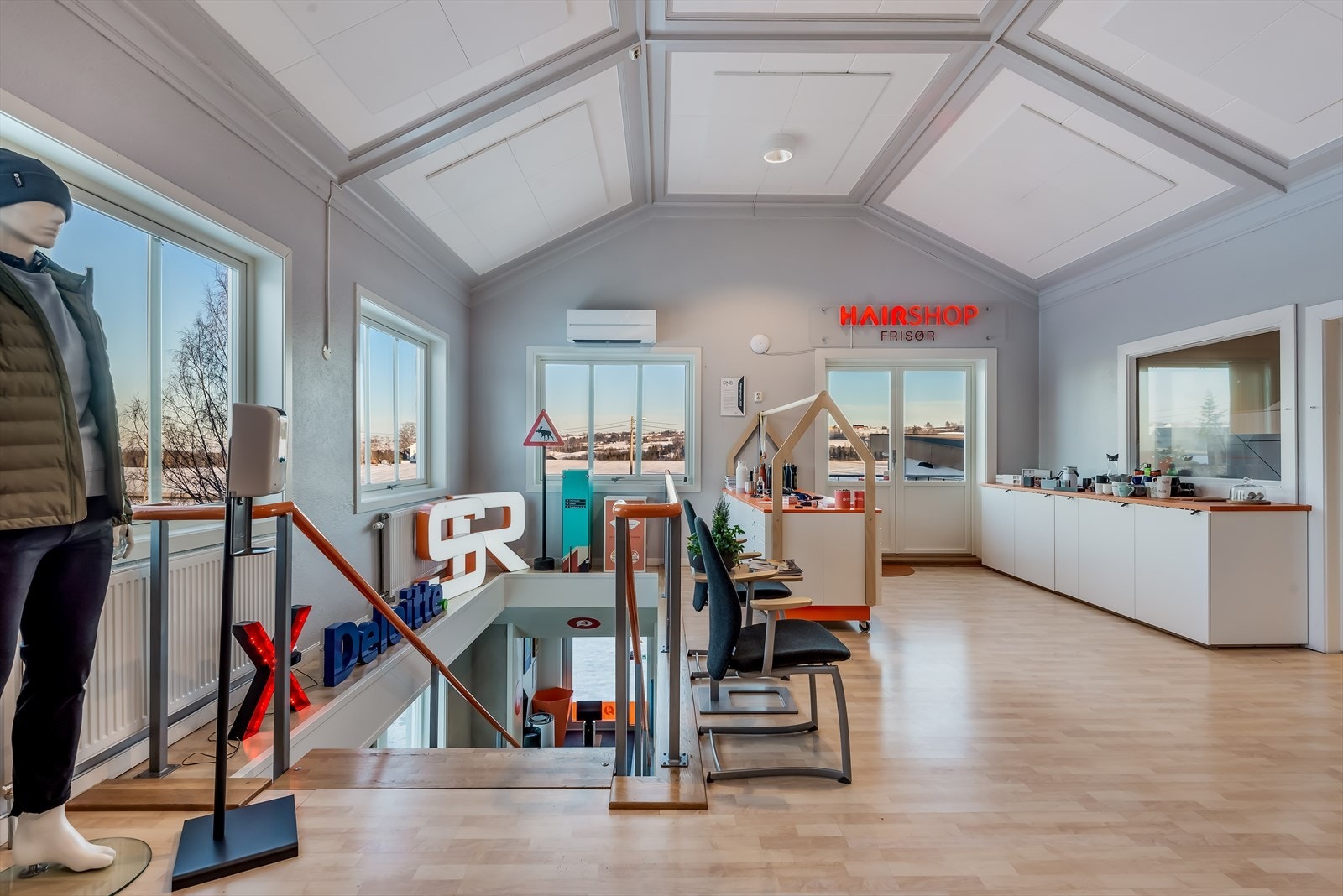 Showrom med salgslokaler i andre etasje - Fint gjennomlys og utsikt Galleribilde