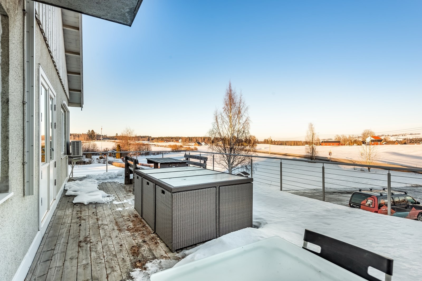 Stor terrasse med fine sol- og utsiktsforhold fra andre etasje, utenfor showrom Galleribilde