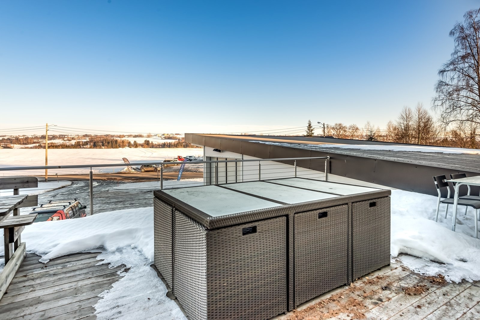 Stor terrasse med fine sol- og utsiktsforhold Galleribilde