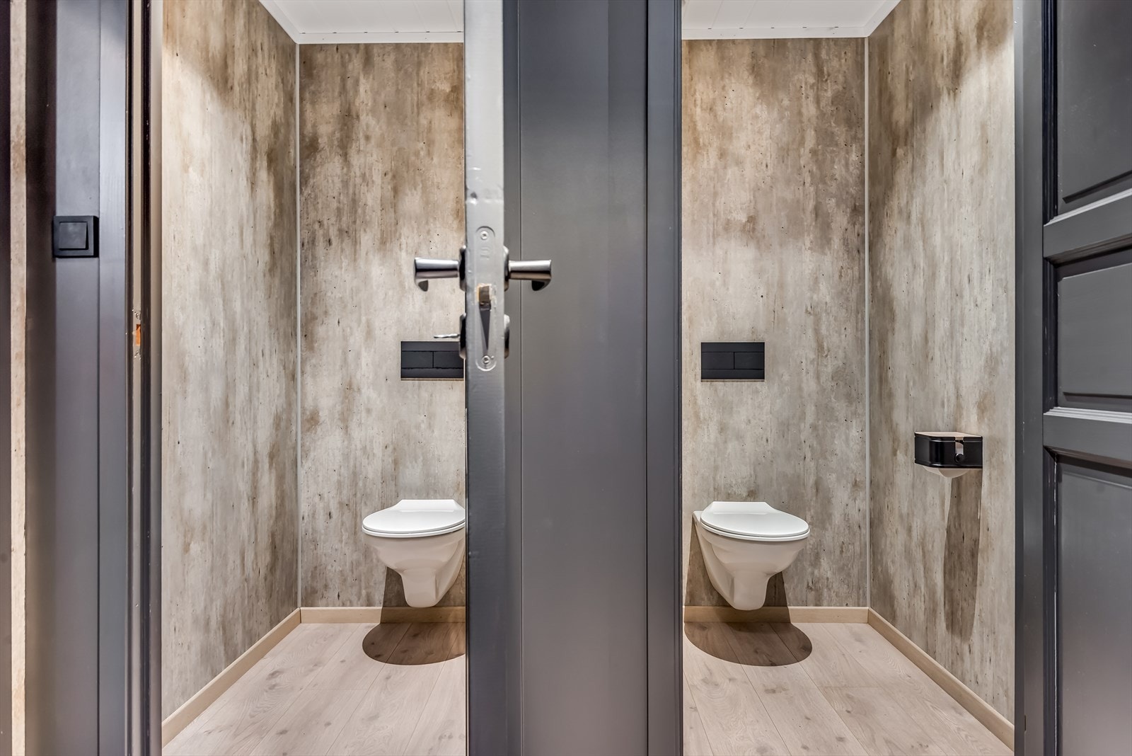 Nyere toalettrom i produksjonshall/ første etasje - Gulvvarme Galleribilde