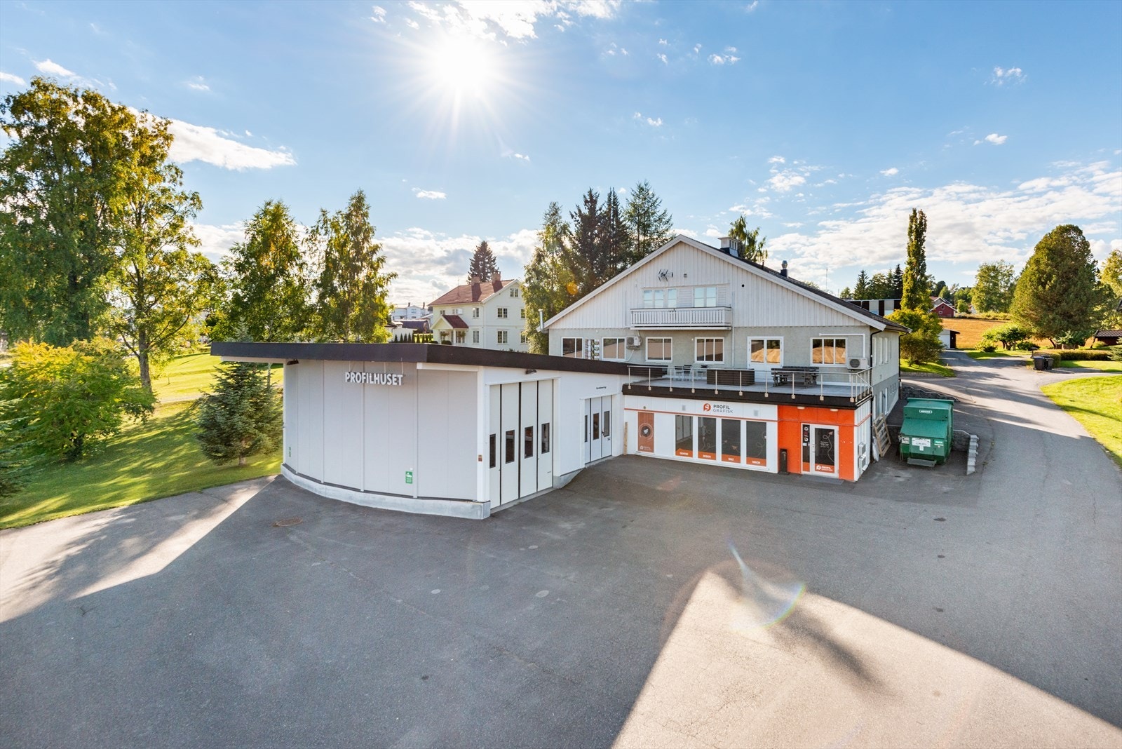 Påbygd hall med høy port og lastrampe - Pent opparbeidet - Godt med parkeringsmuligheter Galleribilde