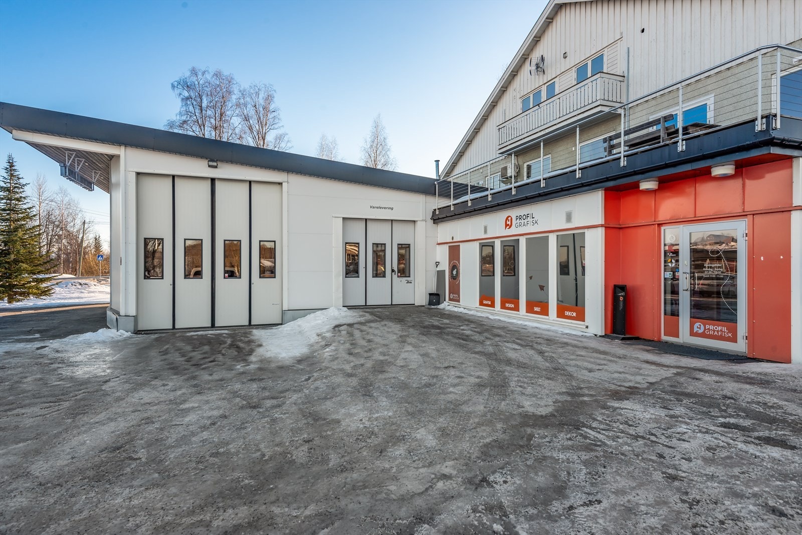 Innholdsrik eiendom med mange muligheter - Nyere hall og inngangsparti - Kolbuvegen 490, 492 og 494 ( tre innganger i bygget ) Galleribilde