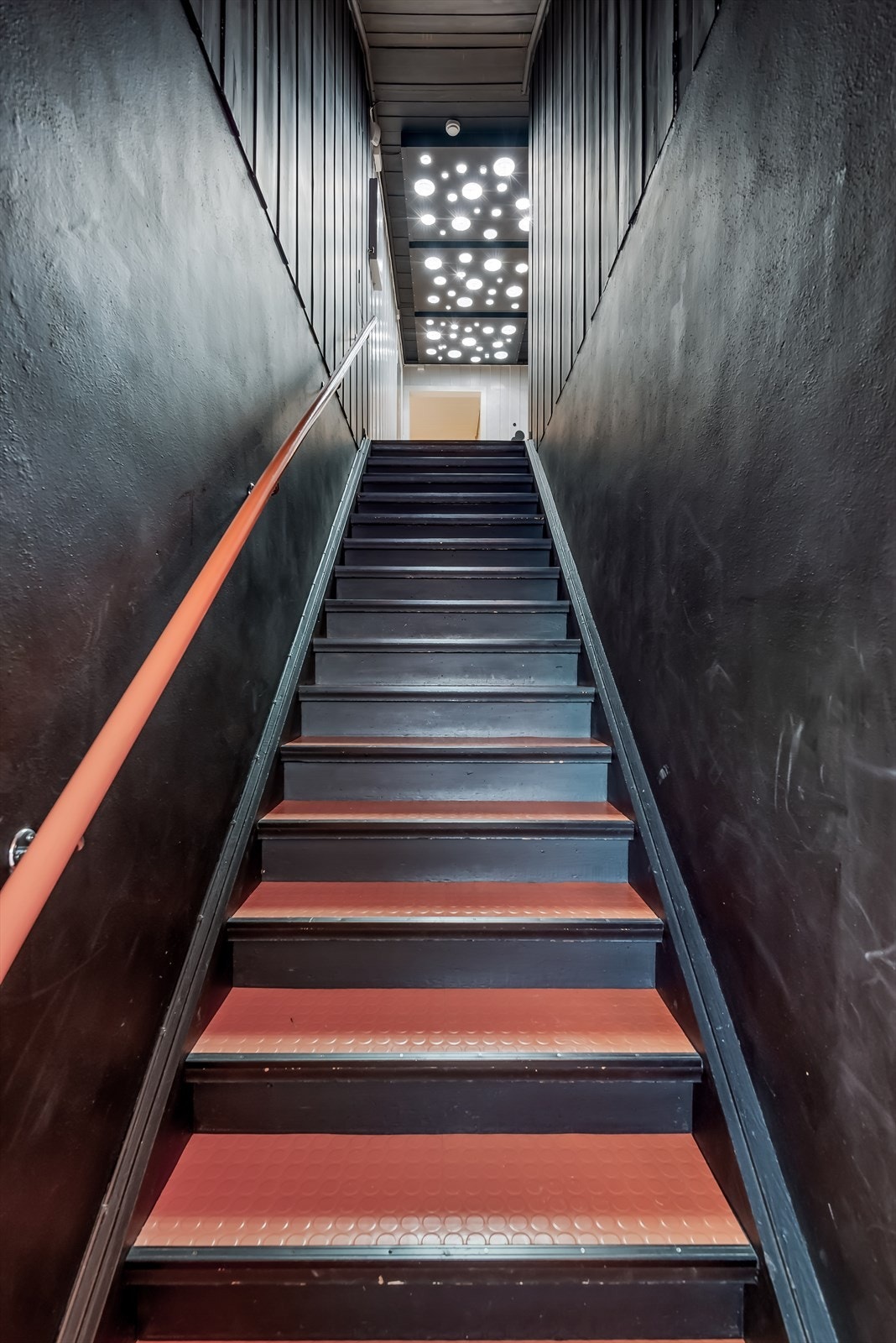 Trapp opp til toppleiligheten somi dag benyttes til kontor og spiserom Galleribilde