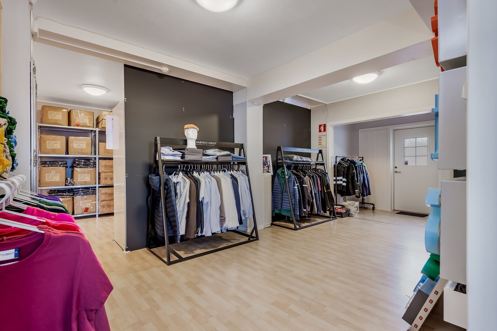 Salgslokaler og lager i andre etasje - 2 dører ut til baksiden av bygningen Galleribilde