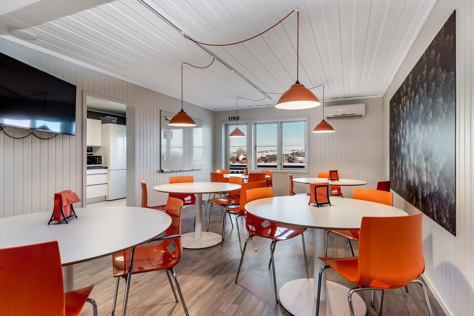 Stue benyttes til pauserom - Installert varmepumpe - Utgang til balkong med flott utsikt Galleribilde