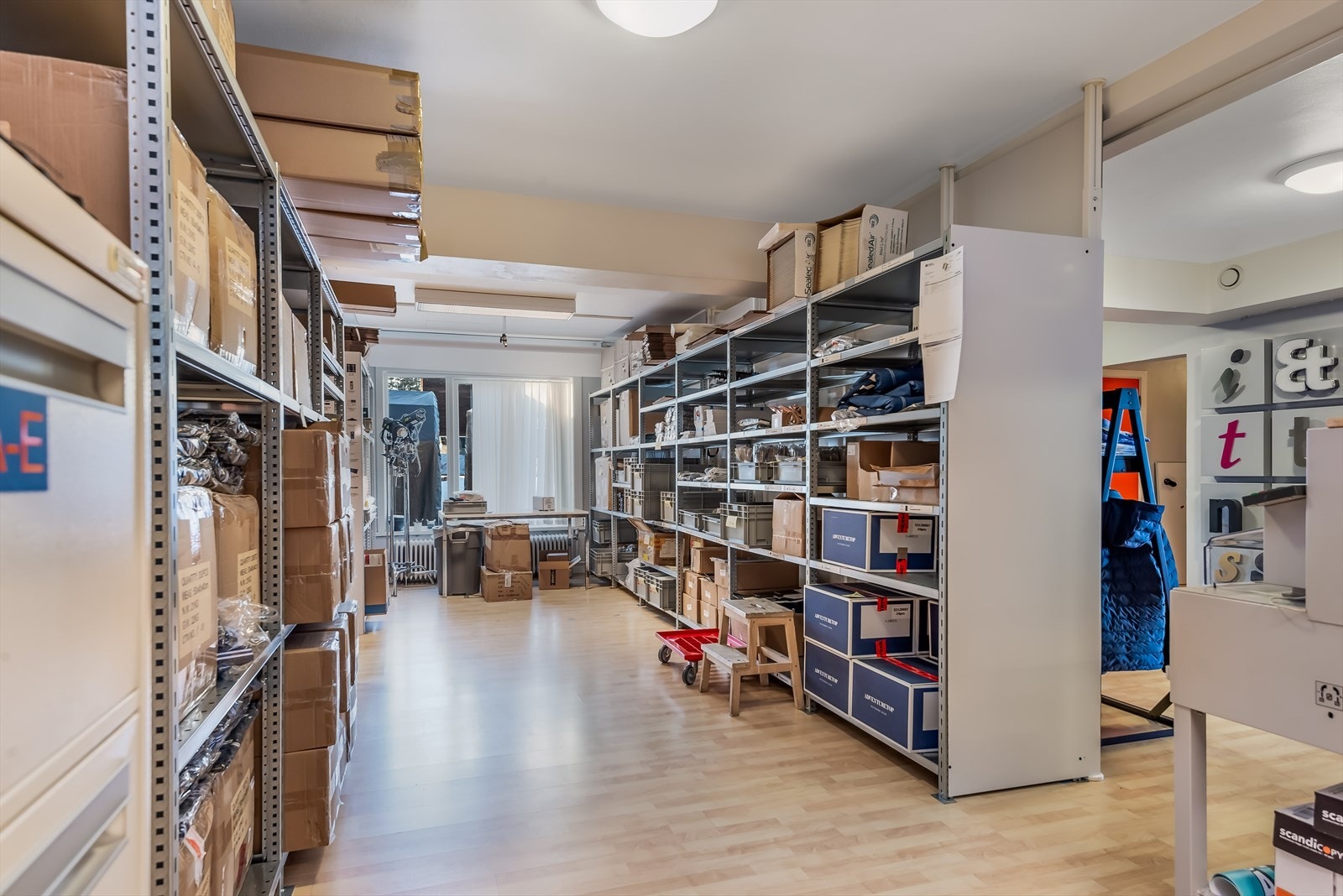 Salgslokaler, kontorer og lager i andre etasje Galleribilde