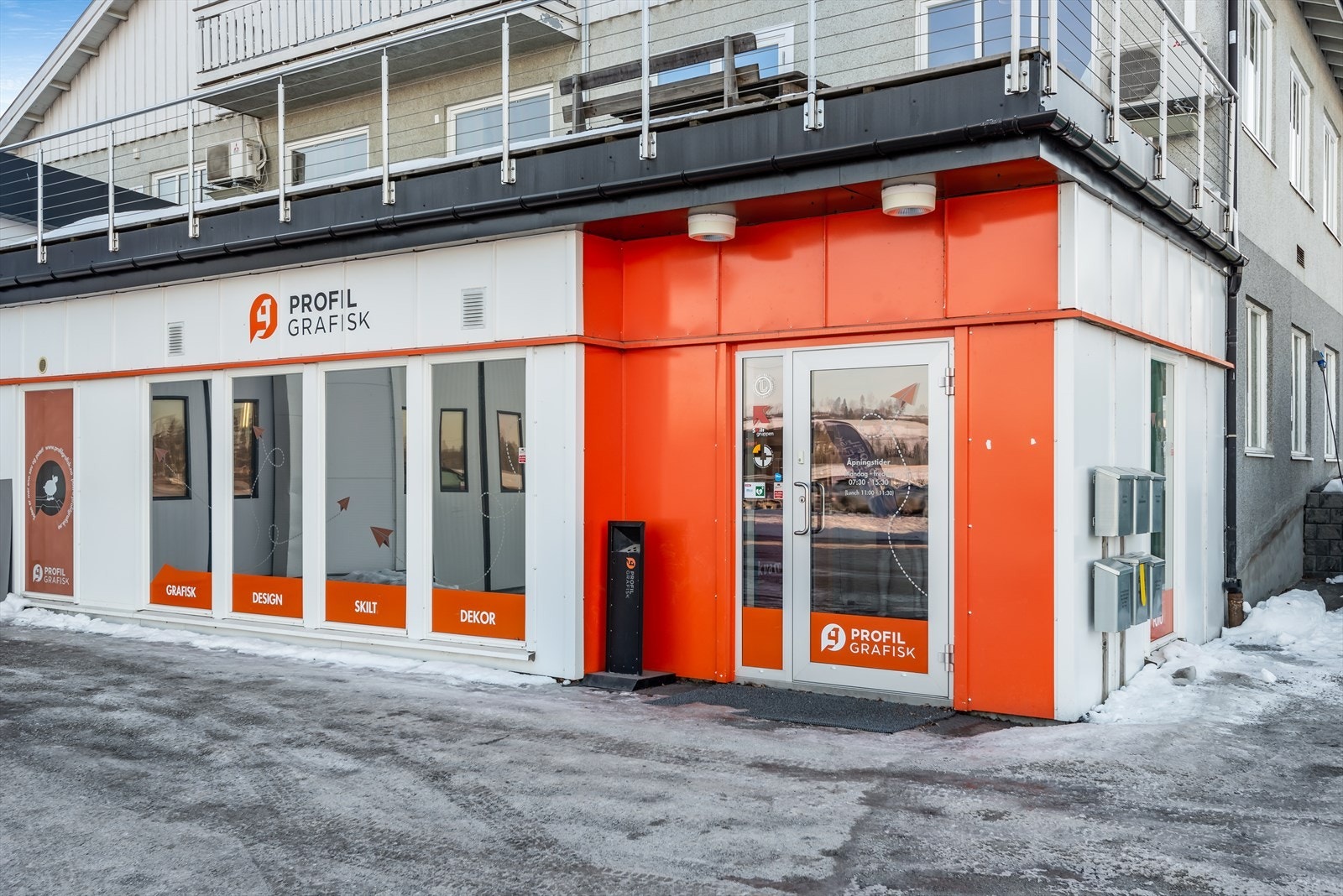 Velkommen inn! Inngangsparti butikk - Oppvarming fra 2 borehull med vannbåren varme til radiatorer - 2 x EL varmepumper og fyrkjele for bioolje Galleribilde