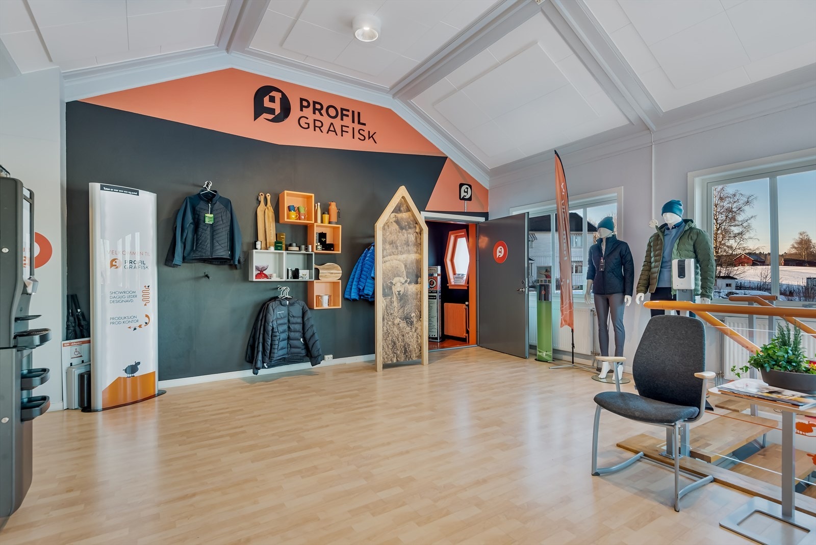 Salgslokaler i andre etasje ( Dør på vegg er oppgang til 3. etasje ) Galleribilde