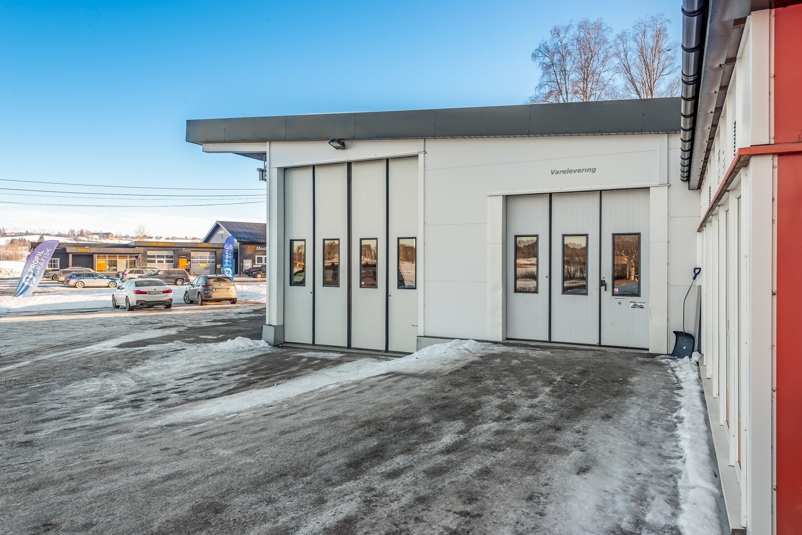 Tilbygd monteringshall og varelevering med gulvvarme fra borehull/ vannbåren Galleribilde