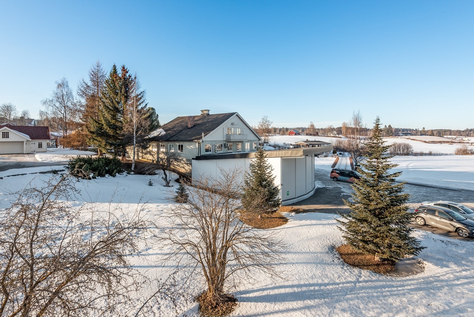 Fin beliggenhet i Kolbu mellom RV4 og Fylkesveg 33 - Fine parkeringsmuligheter Galleribilde