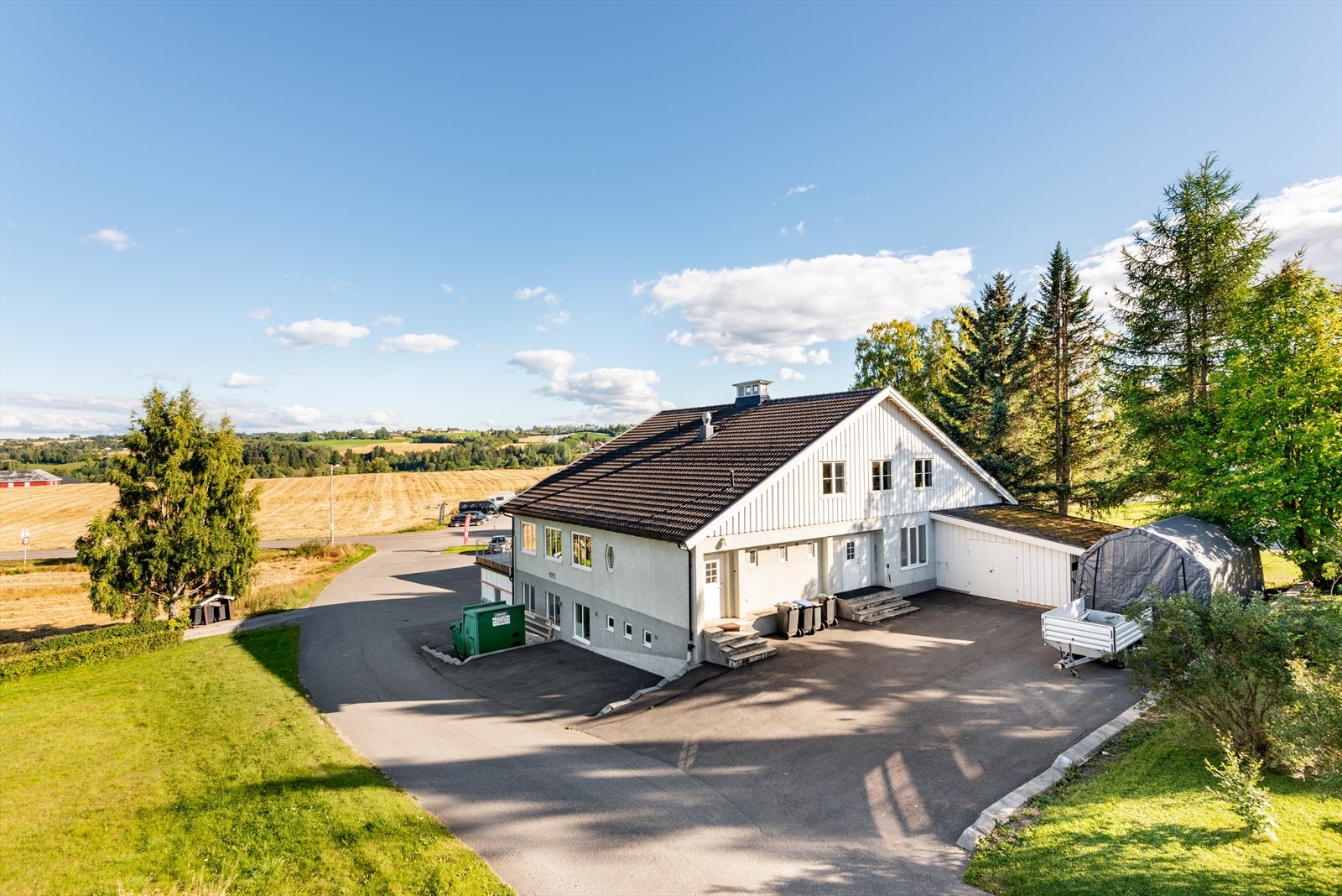 Inngang til leiligheten og næringsdelen fra baksiden - Carport Galleribilde