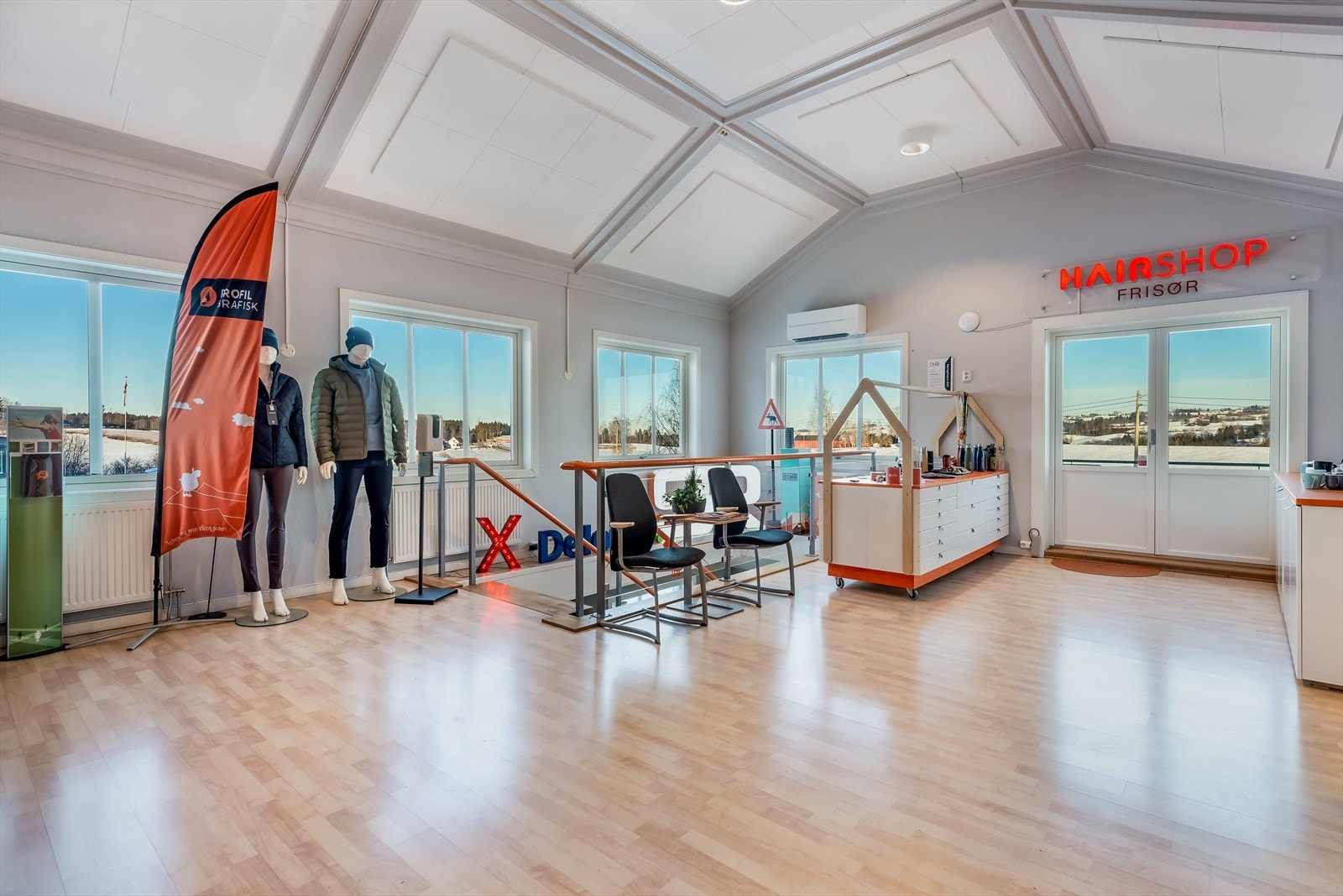 Salgslokaler i andre etasje - Utgang til romslig terrasse Galleribilde