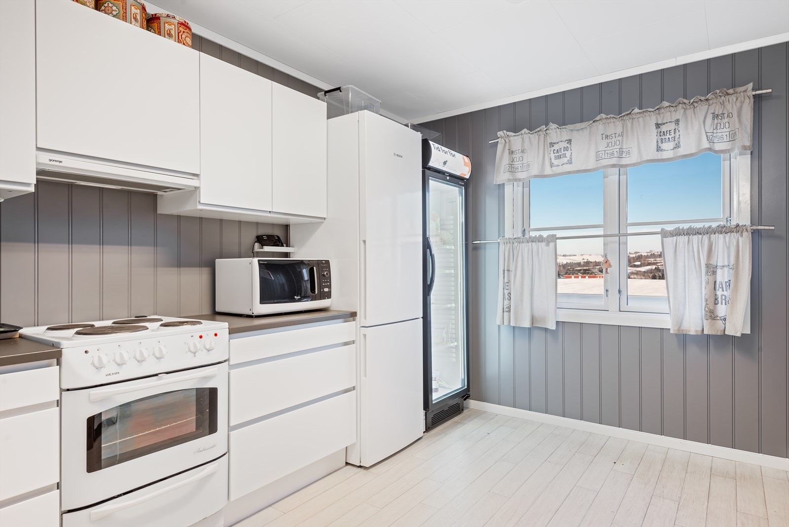 Kjøkken i leiligheten med fin utsikt Galleribilde