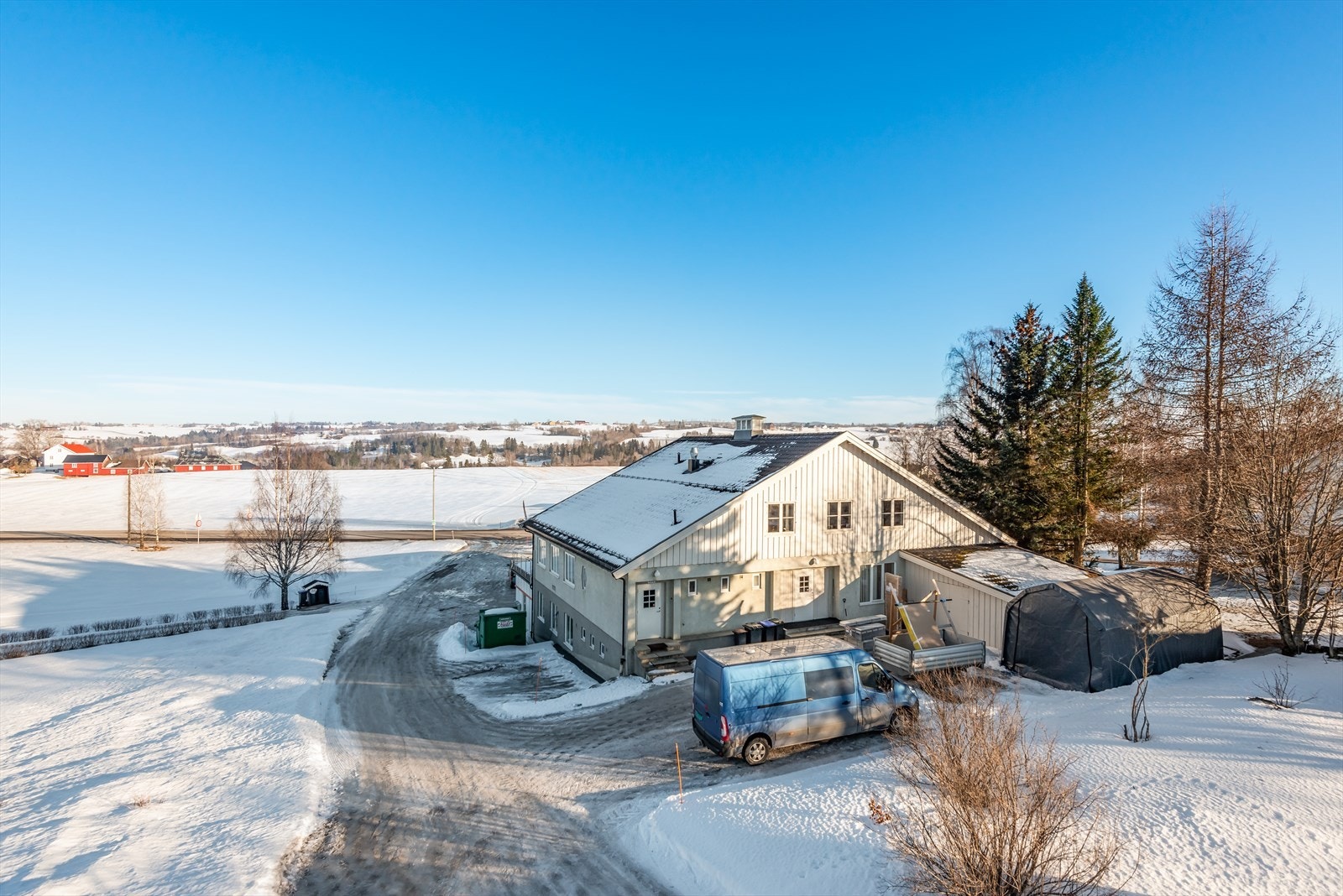 To innganger på baksiden, den ene er tidligere benyttet til leiligheten i toppetasjen - Parkering og carport tilhører bolig( benyttes til lager ) Galleribilde