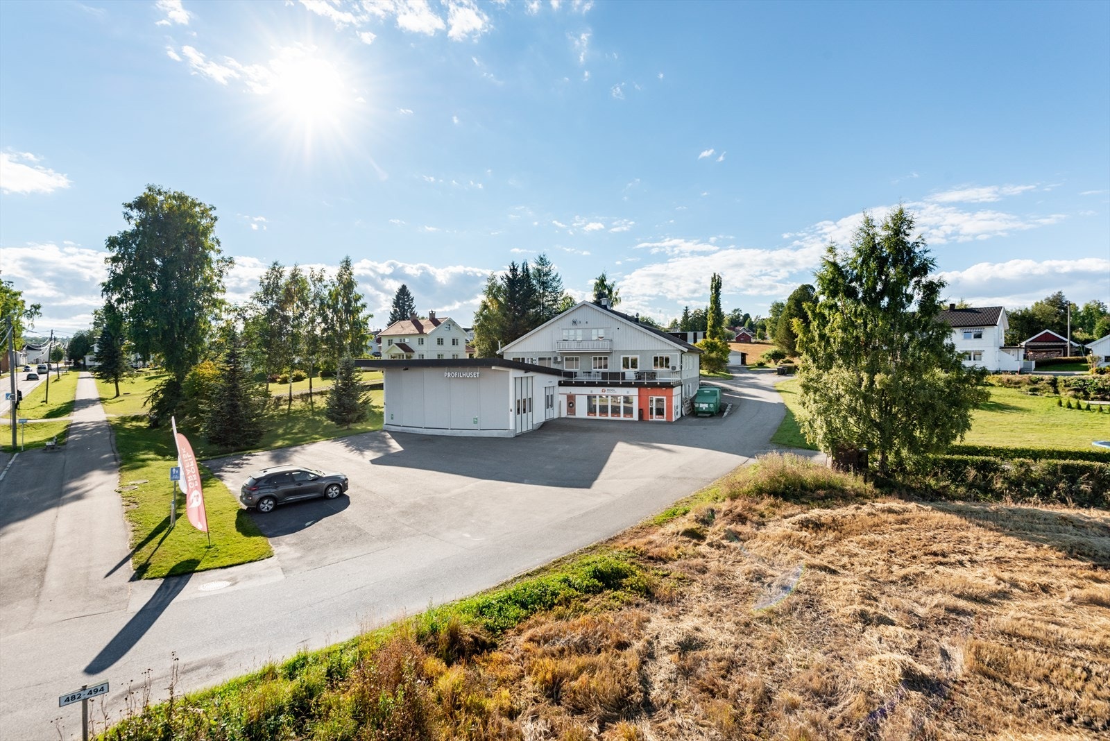 Smart forretningsbygg med egen boenhet i toppetasjen - Fin beliggenhet ved hovedveien Galleribilde