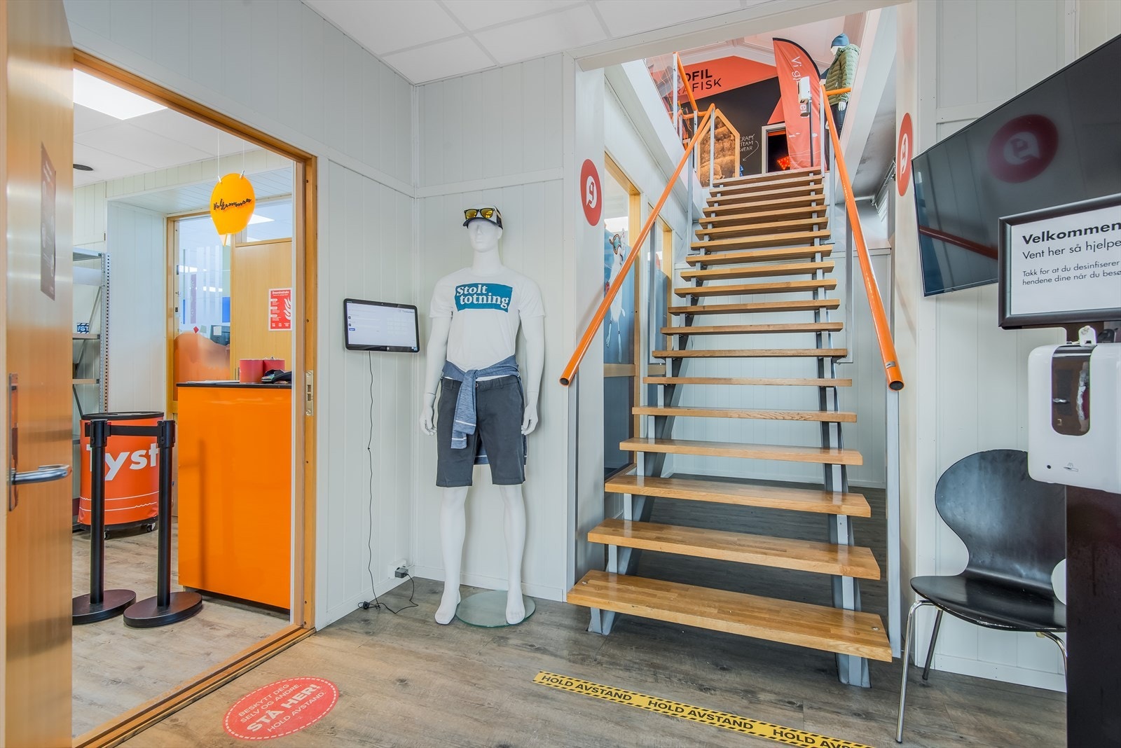 Entré med nyere trapp - Kontorer og produksjon i første etasje - Showrom og butikk i andre etasje Galleribilde