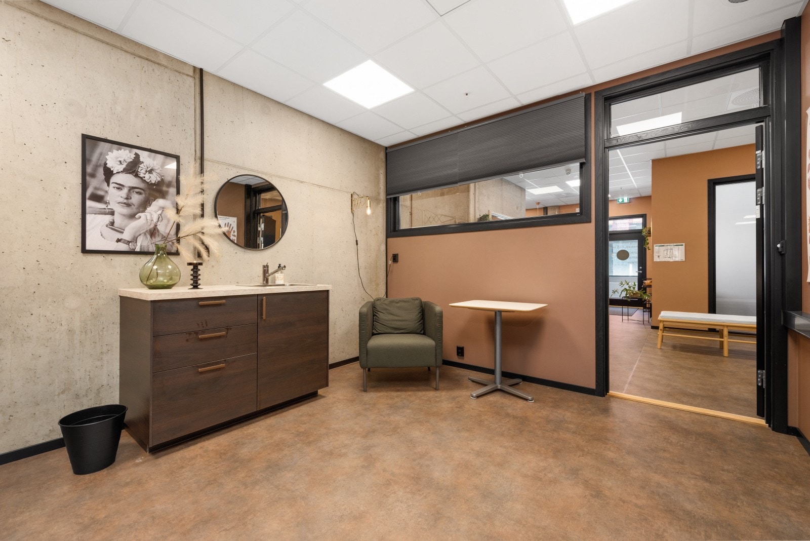 Kontor/ behandlingsrom med pent interiør og vask. Galleribilde