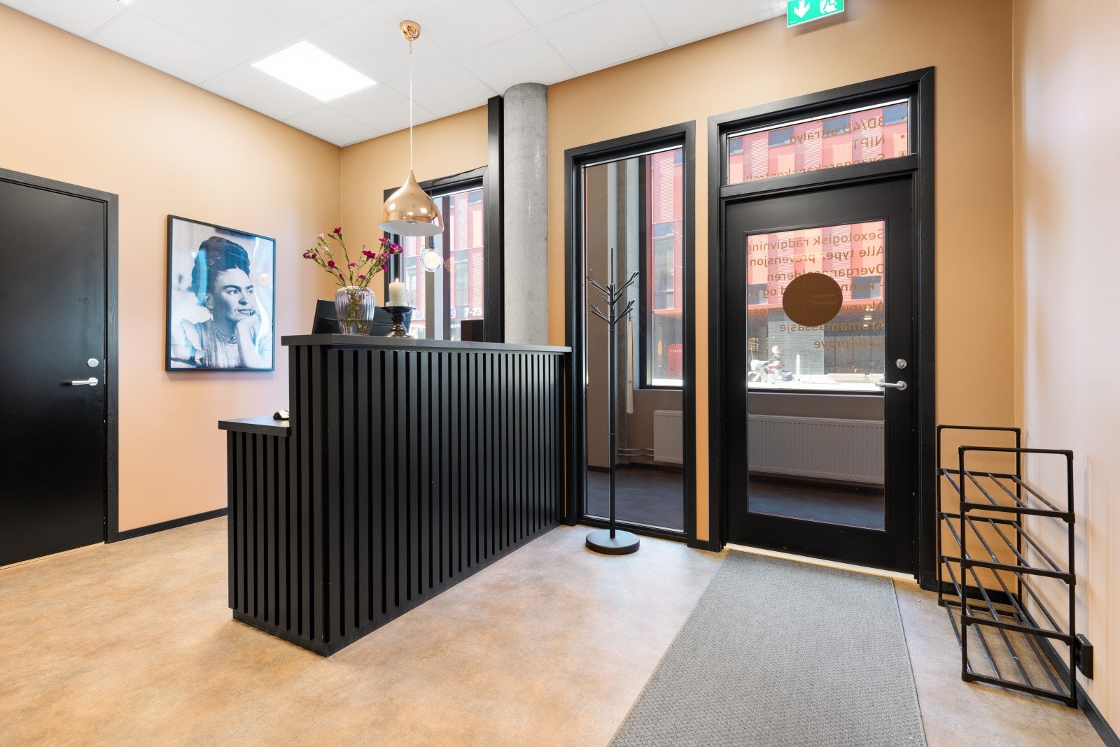 Pent inngangsparti med resepsjon. Spiserom med kjøkken til venstre. Galleribilde