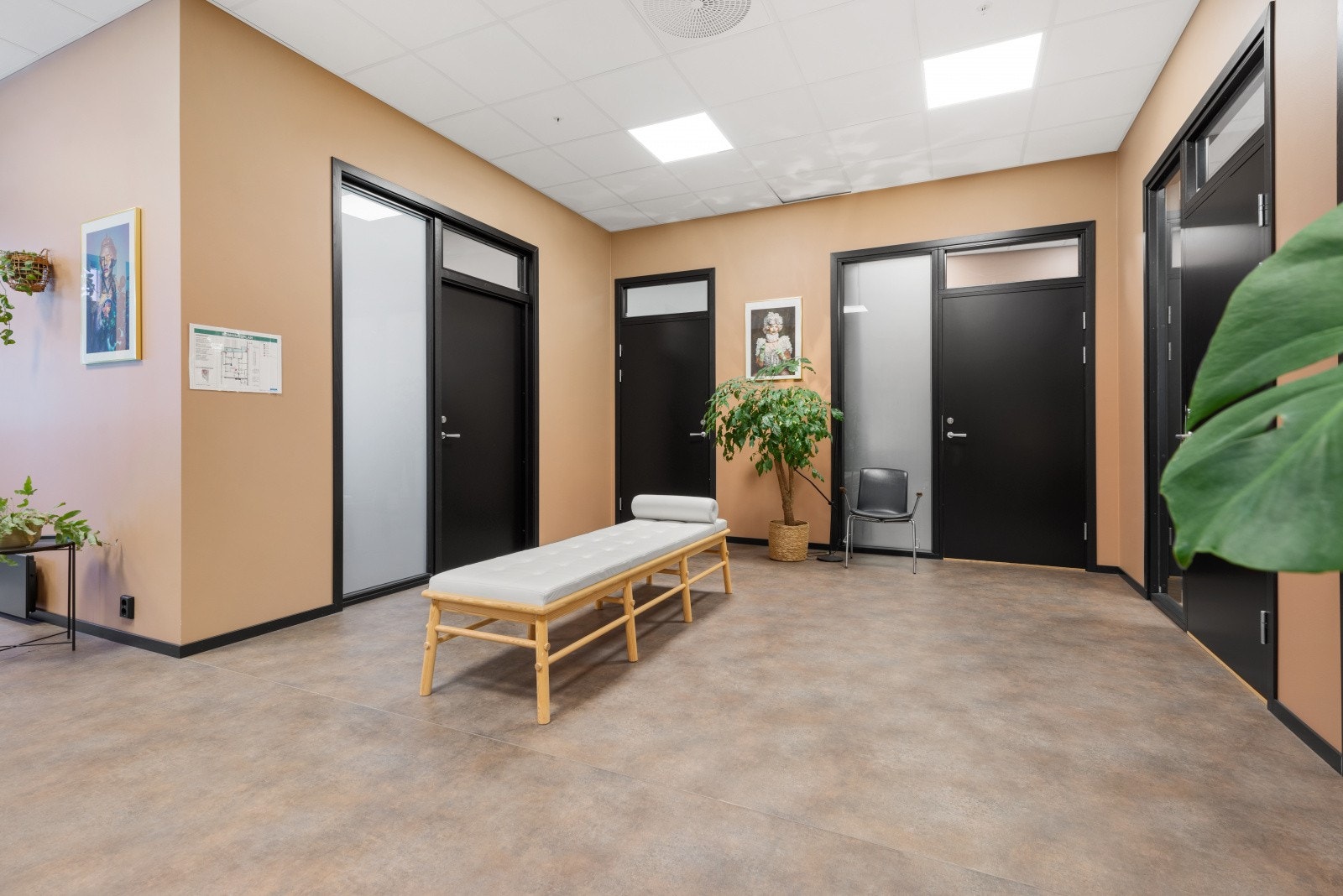 4 kontor med vask, møterom/ kursrom, spiserom med kjøkken, lagerrom med vaskemaskin, sanitære rom og handikaptoalett. Galleribilde