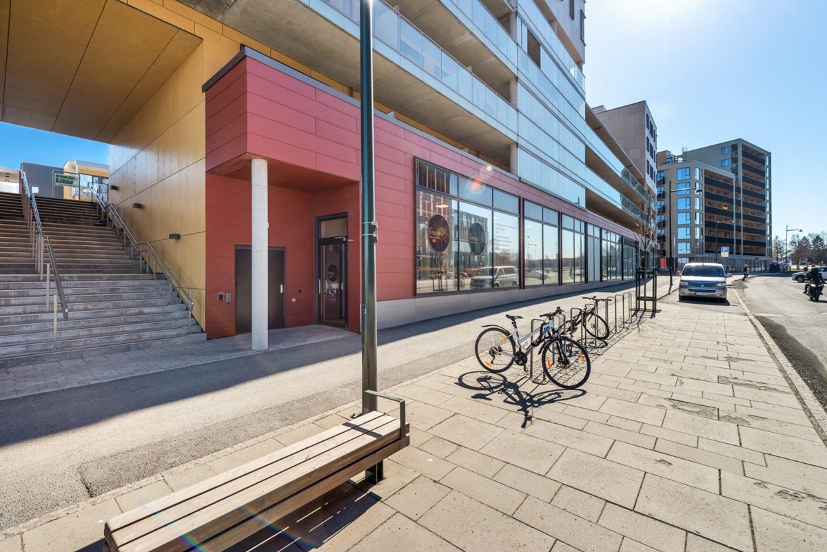 Eiendommen ligger tett på store miljøer som Teknobyen, NTNU Gløshaugen, SINTEF, RBK/Lerkendal og Siemens. Trondheim Kommunes Offentlig Servicekontor Sør ligger på nabotomten. Galleribilde