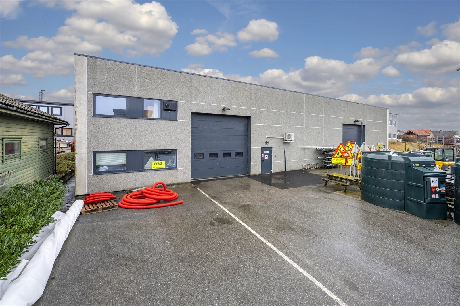 Lagerhall med kjøreporter Galleribilde