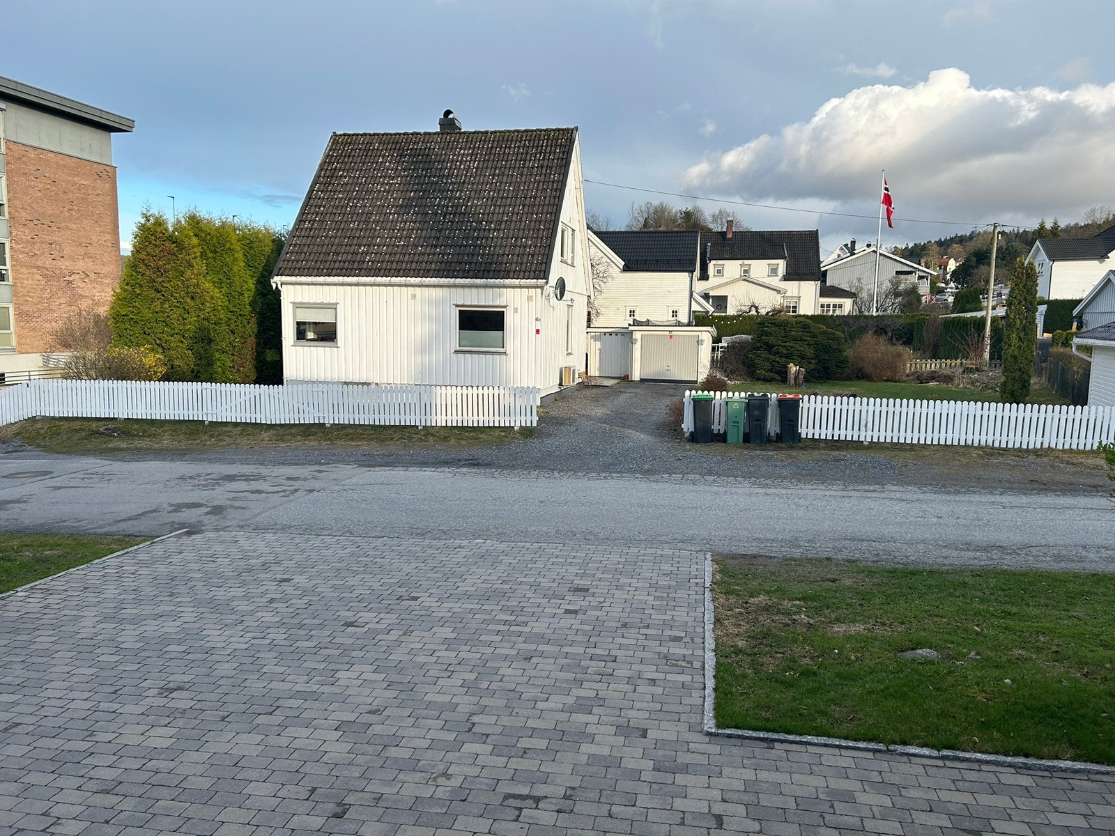 Solrik tomt med fine utearealer Galleribilde