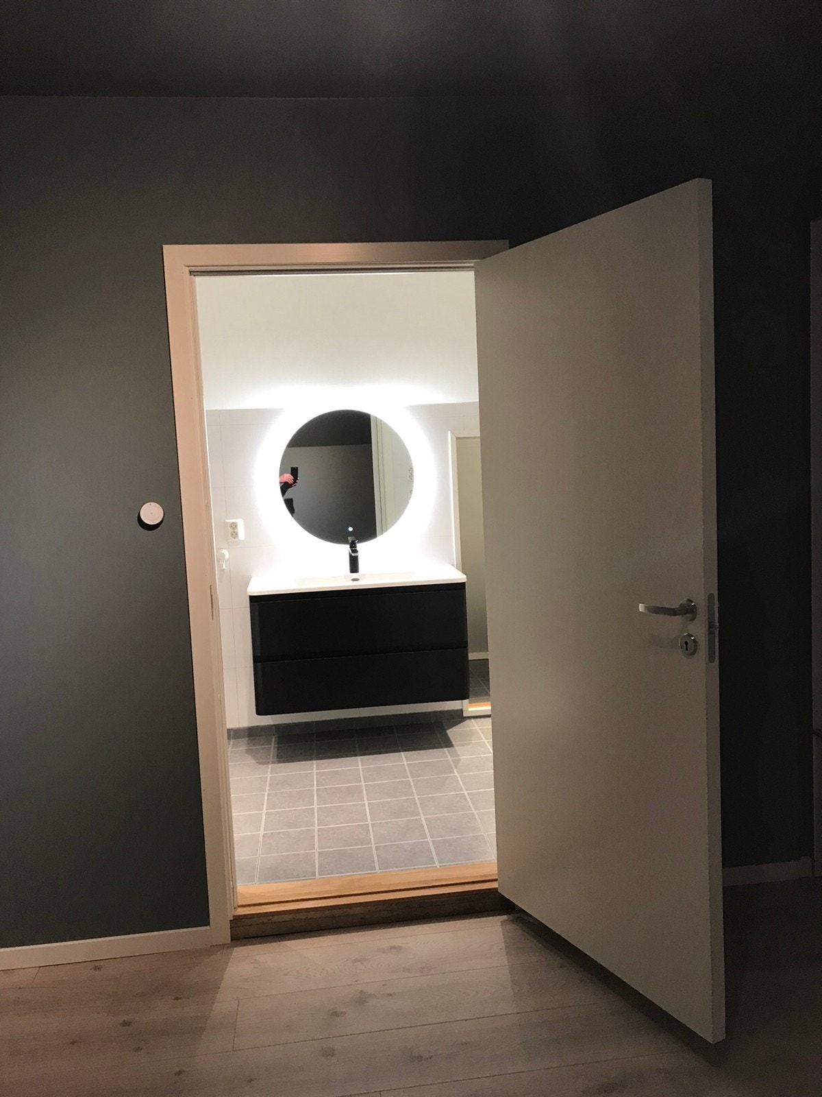 Fra soverom 2, egen inngang til bad Galleribilde