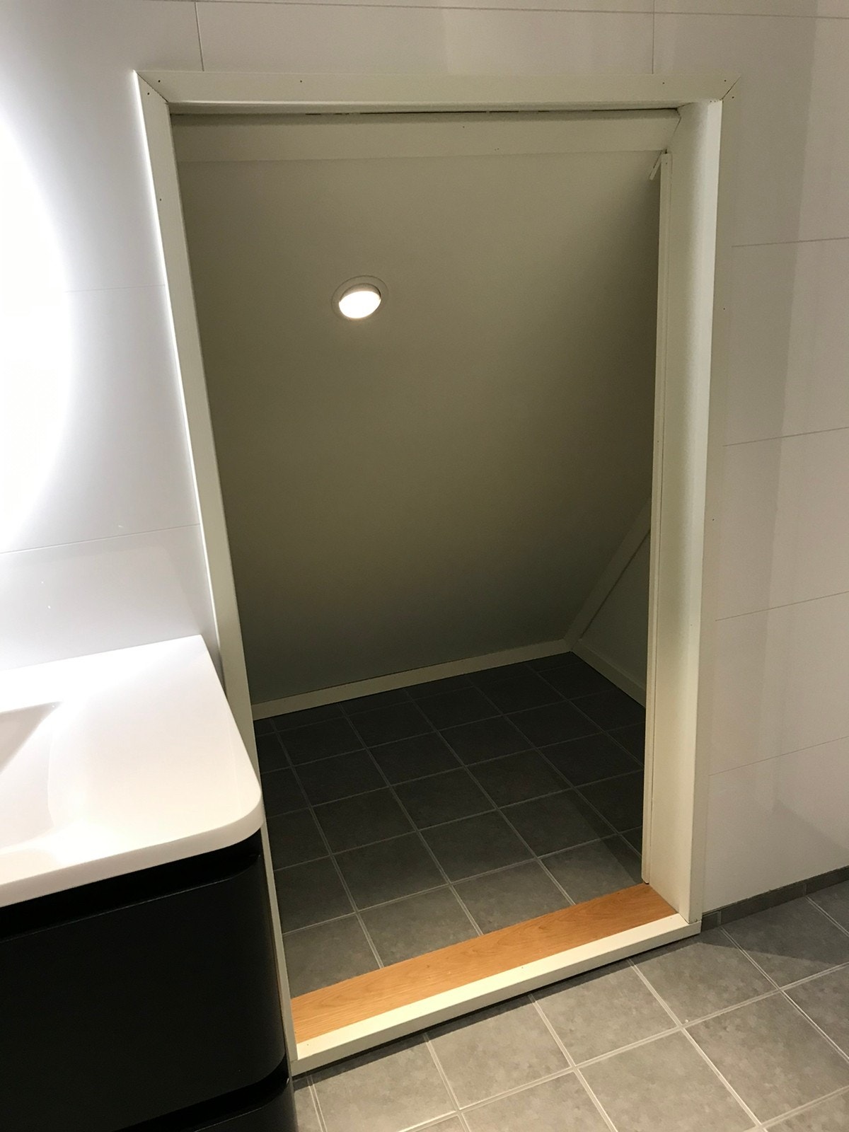 Ekstra rom for oppbevaring på bad Galleribilde