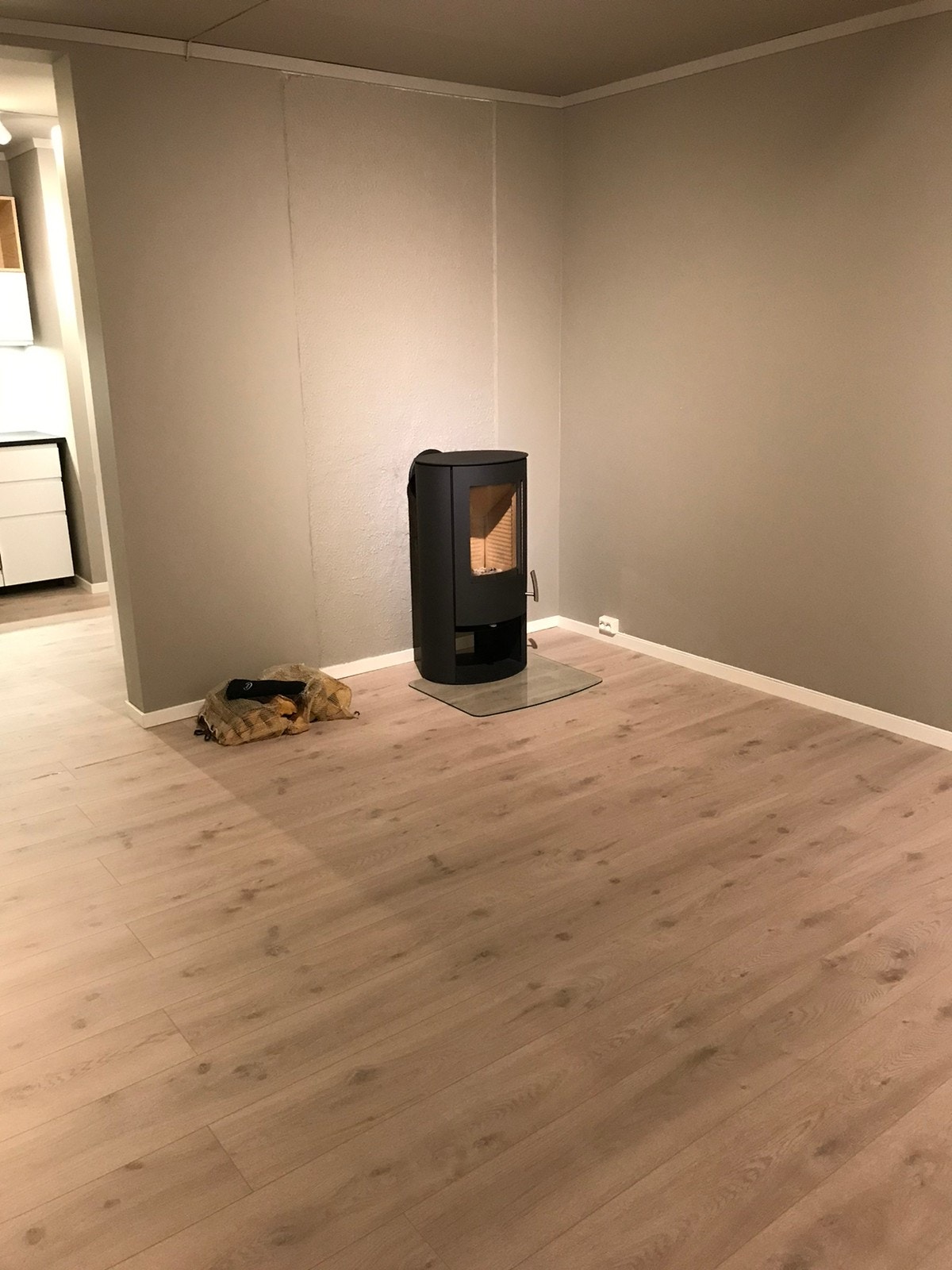 Stue m/peis Galleribilde