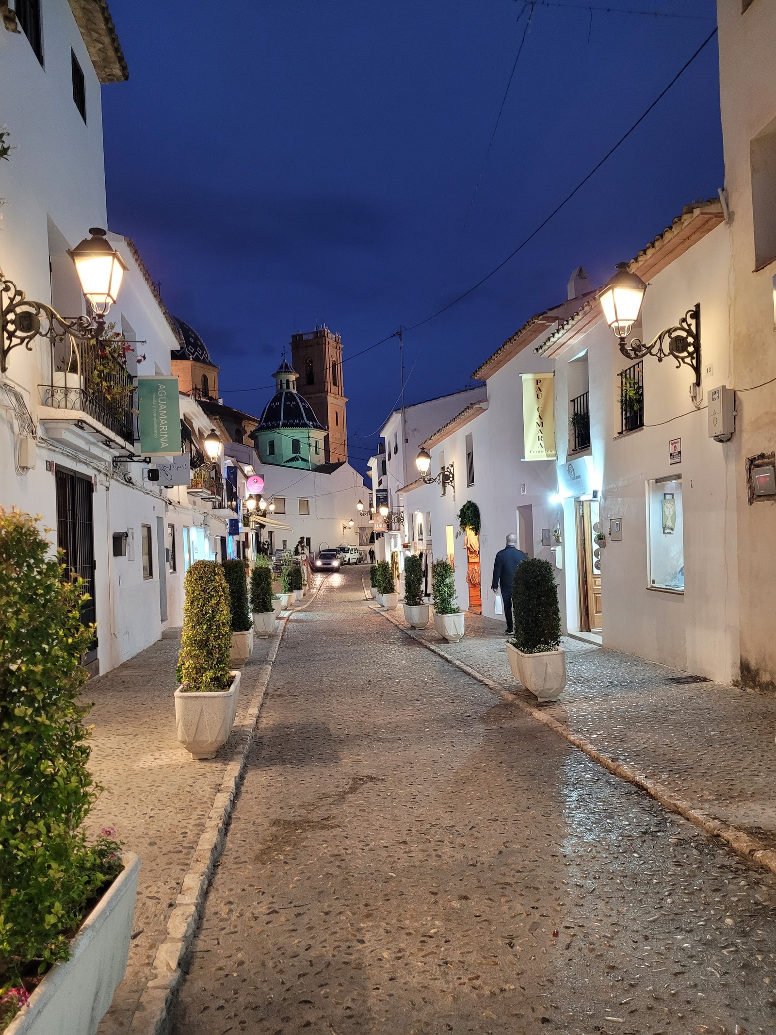 Mot kirkeplassen i gamlebyen Galleribilde