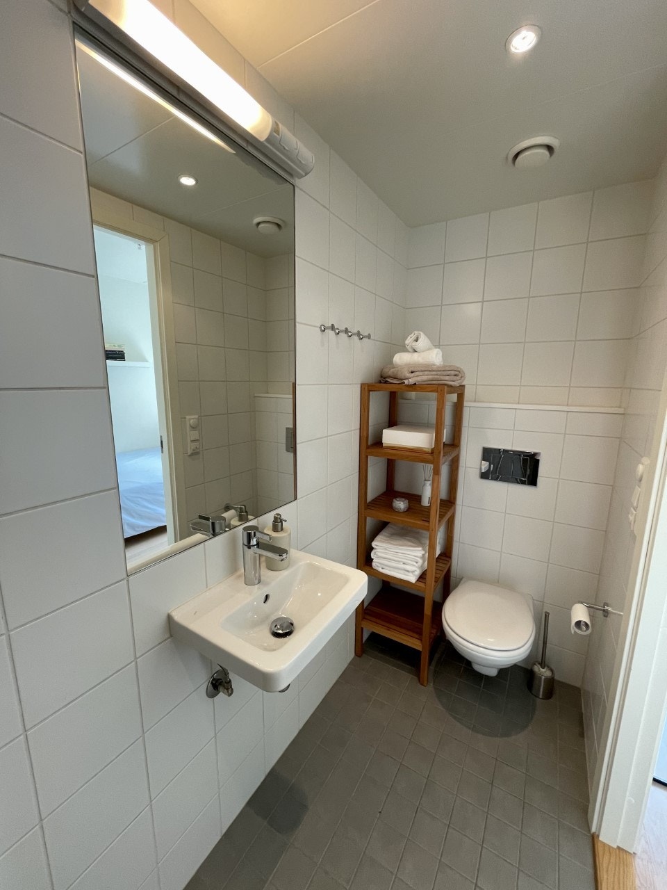 Flis på gulv og vegg, varmekabler i gulvet Galleribilde