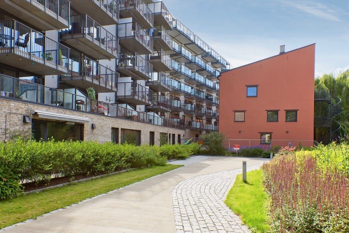 Terrassen ligger mot bakgård, der gartner jevnlig fikser planter, busker og blomster. På sommertid er det sol her fra ca. 13 til ca. 21. Galleribilde