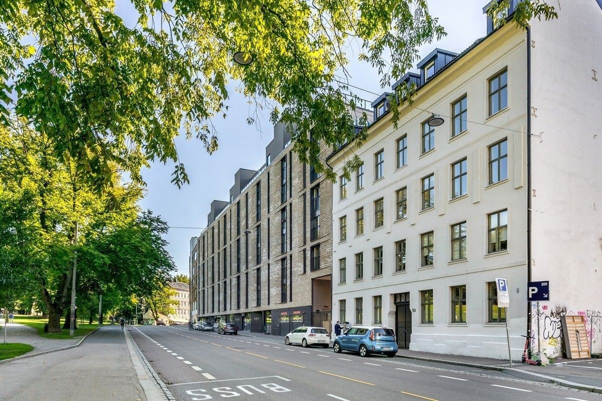 Utsiden av bygget. 37-bussen stopper rett utenfor døren Galleribilde