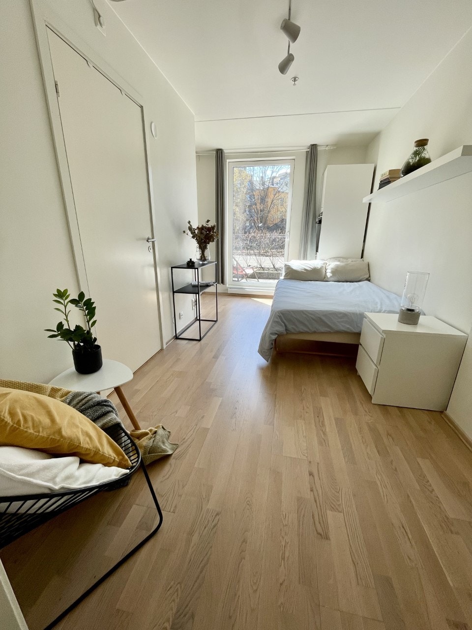 Moderne hybel fra 2015 med terrase, eget bad og hybelkjøkken samt. ovn. Galleribilde