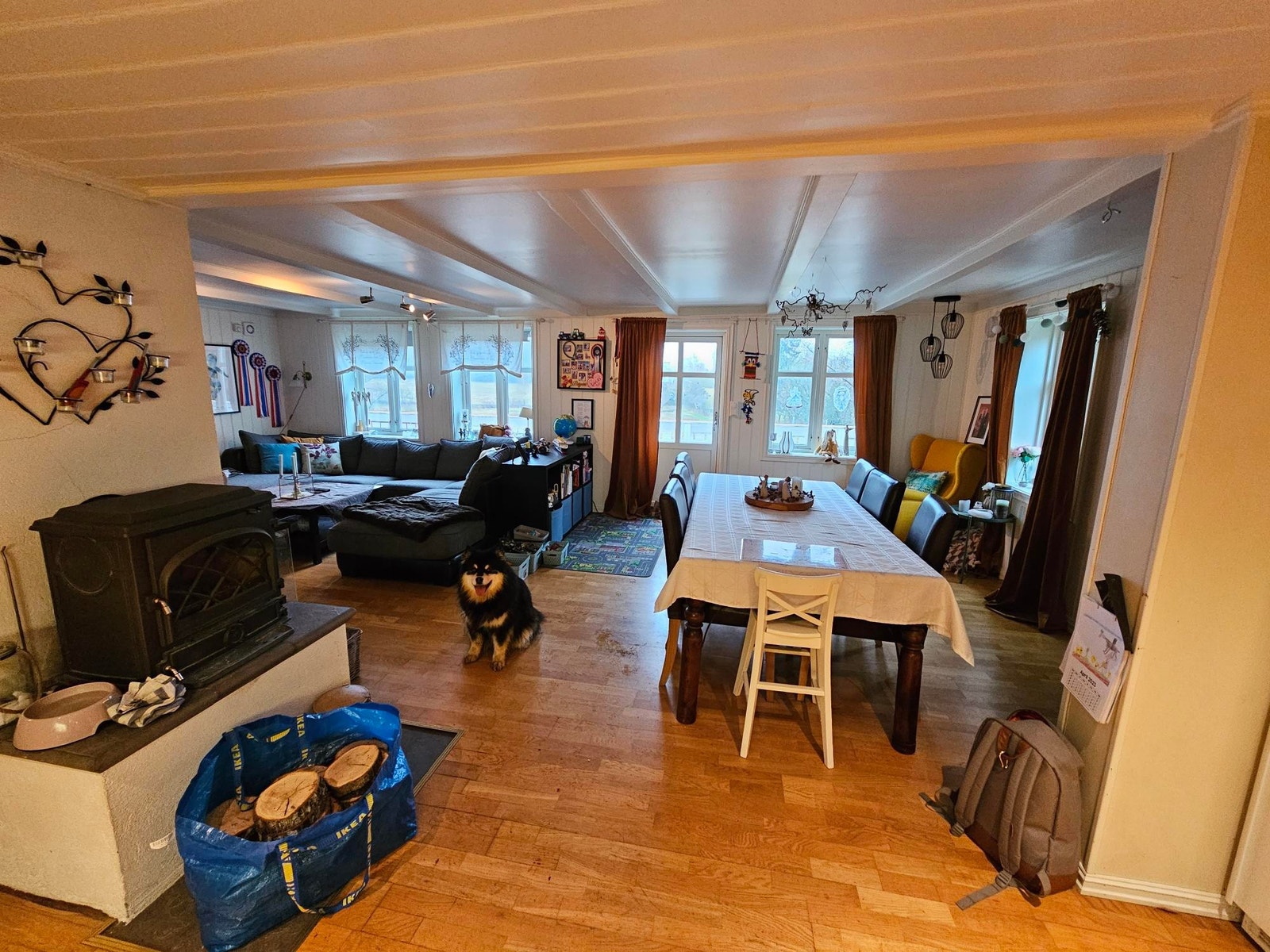 Spiseplass til 6 voksne (barnestolen og den gule stolen skal ut) Galleribilde