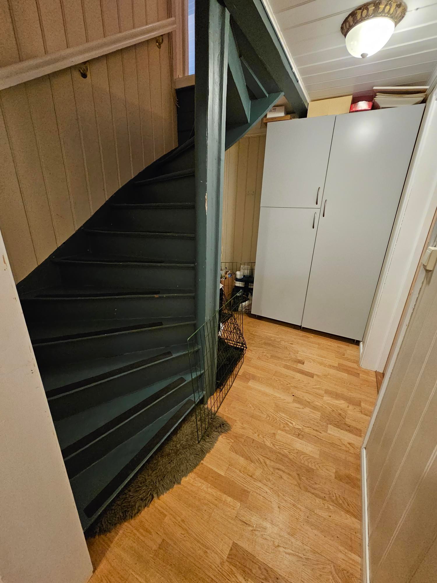 Trappeoppgang med skap Galleribilde