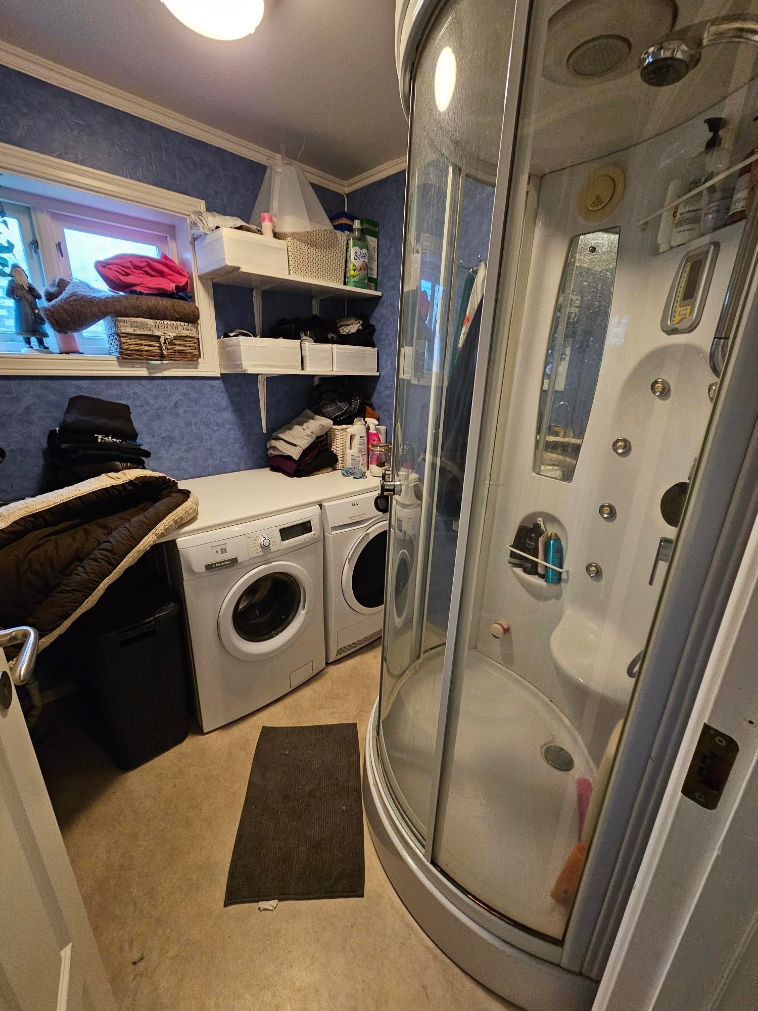 Vaskerom med utslagsvask, dusj, vaskemaskin og tørketrommel Galleribilde