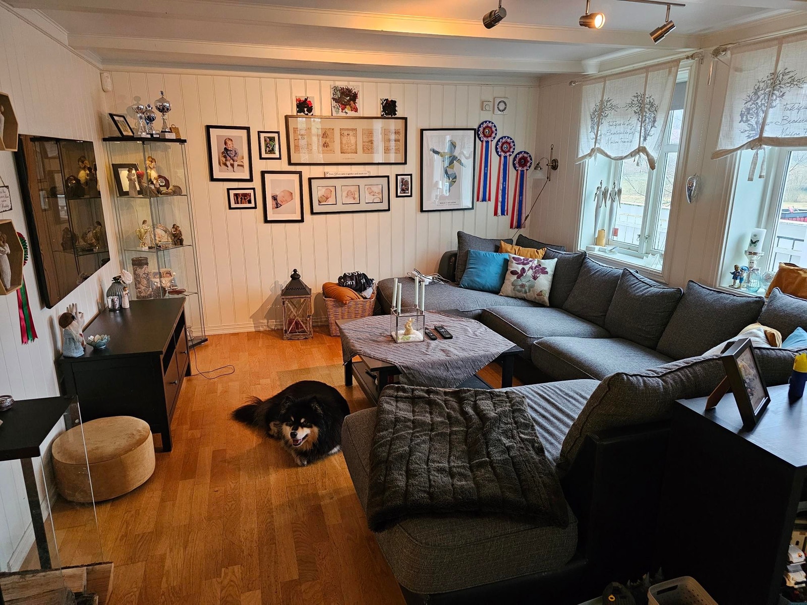 Stor sofa og tv-krok Galleribilde