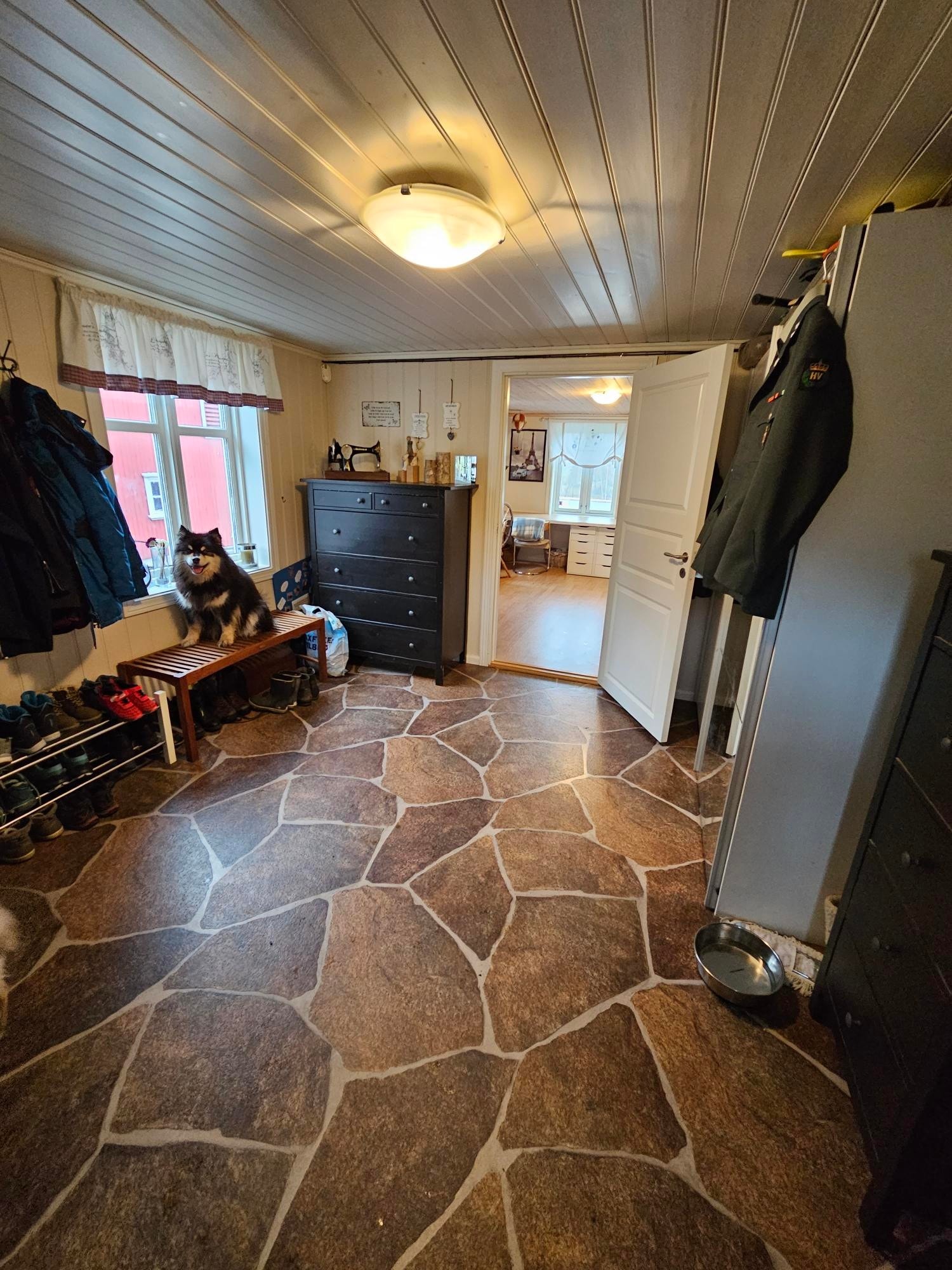 Hovedgang med dobbelt klesskap, flere kommoder og godt med plass til sko og jakker Galleribilde