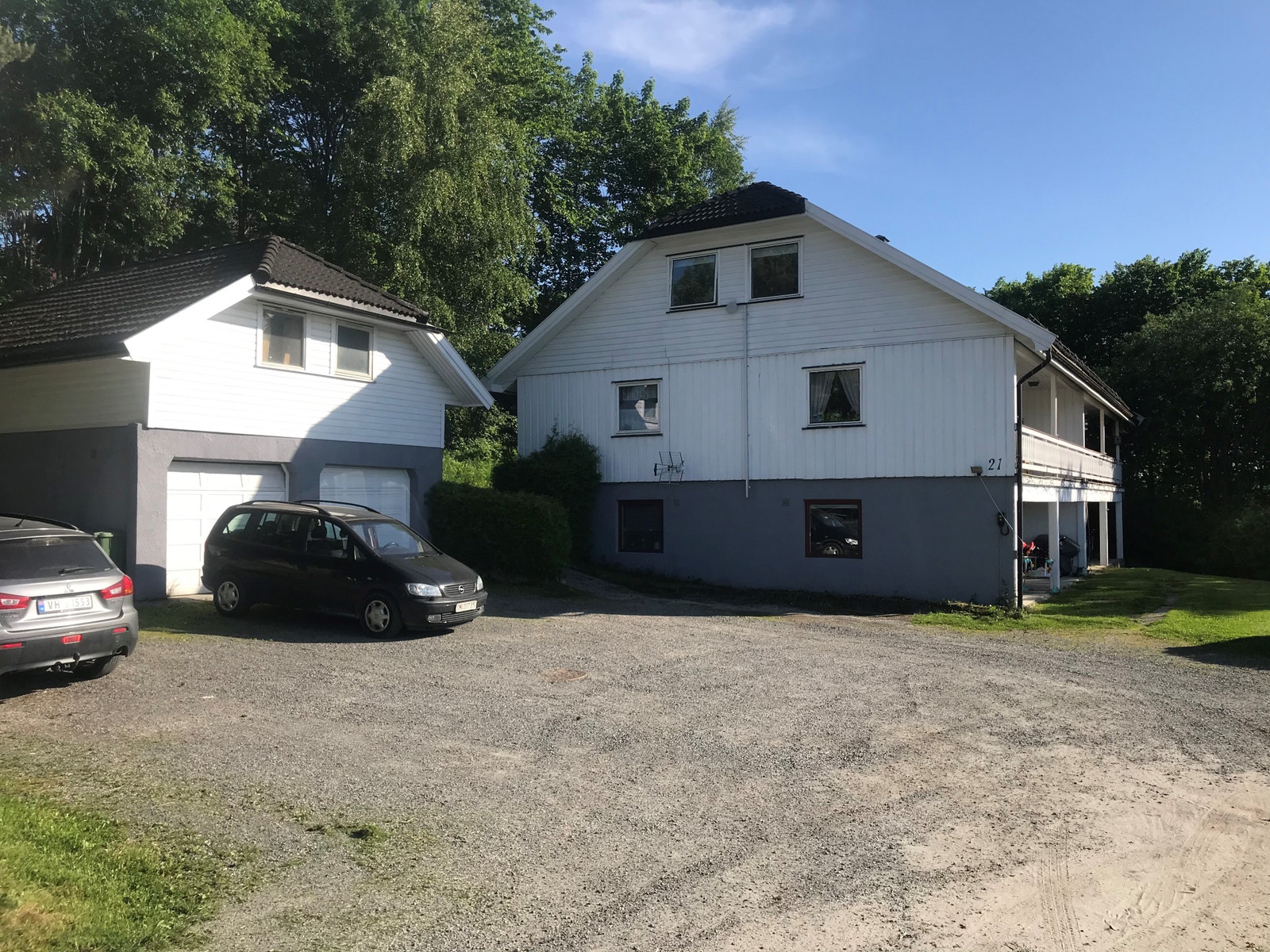 House and parking spaces Galleribilde