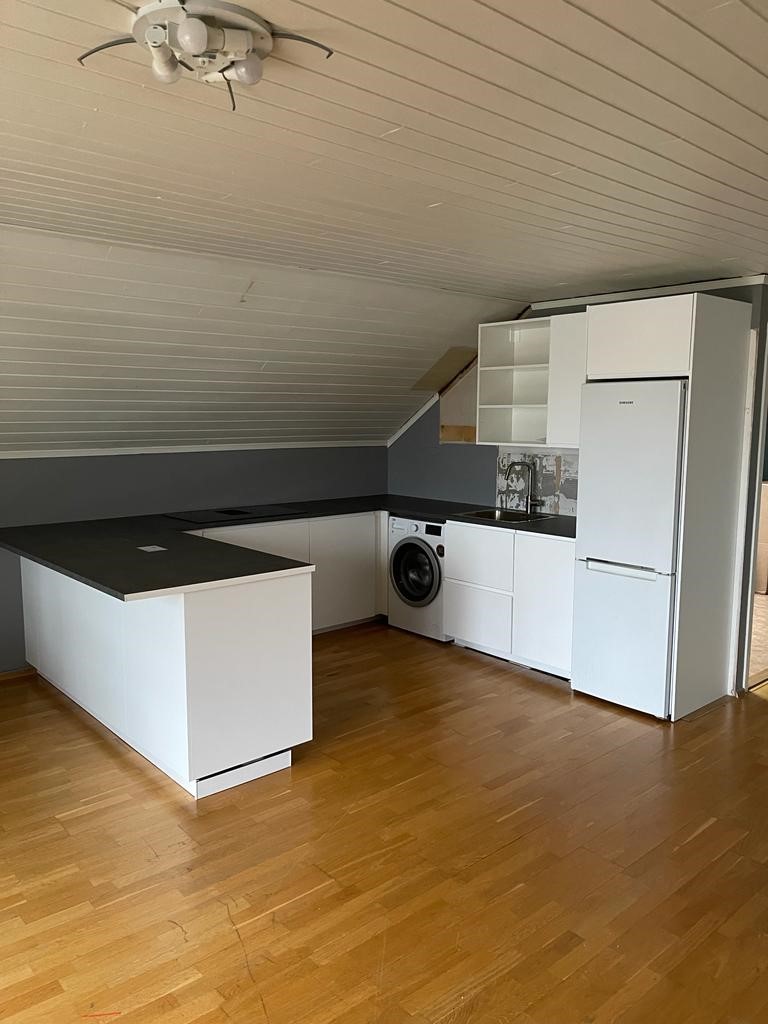 Nytt kjøkken med alle hvite varer, new kitchen with all white goods. Integrert kjøkken, integrated new kitchen with washing machine, dish washer, modern stove and fridge. Nå er nytt kjøkken ferdig med vaskemaskin, oppvaskmaskin, super komfyr og kjøleskap. Galleribilde