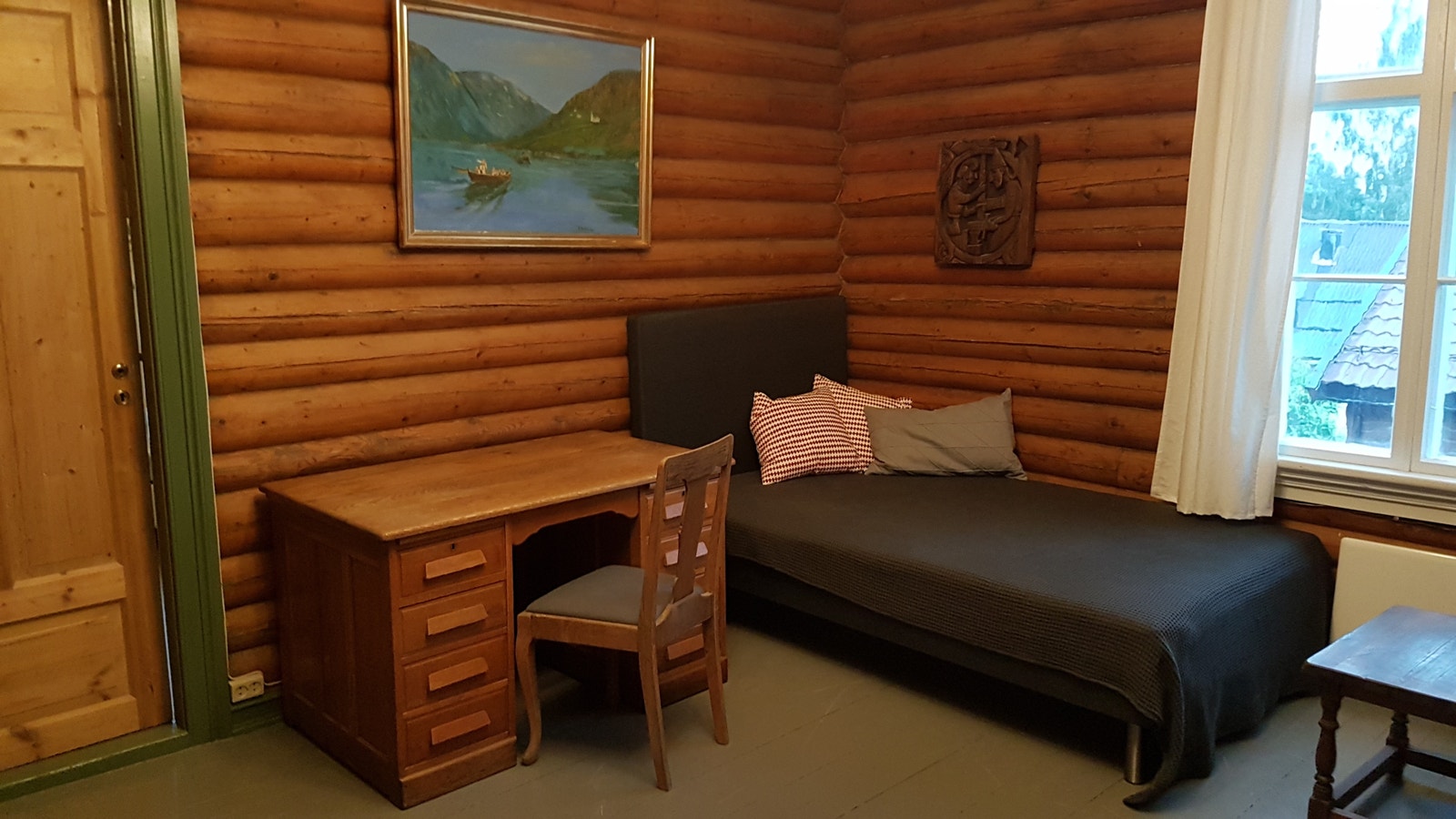 Soverom i 2.etg. på ca 18m2. Tømmervegger og egen vedovn Galleribilde