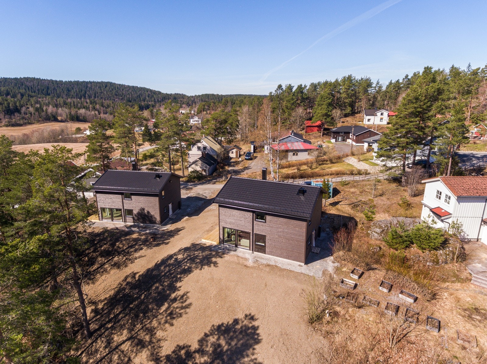 Boligene ligger fint og fritt til på et høydedrag med gode utsikts-, lys- og solforhold. Galleribilde