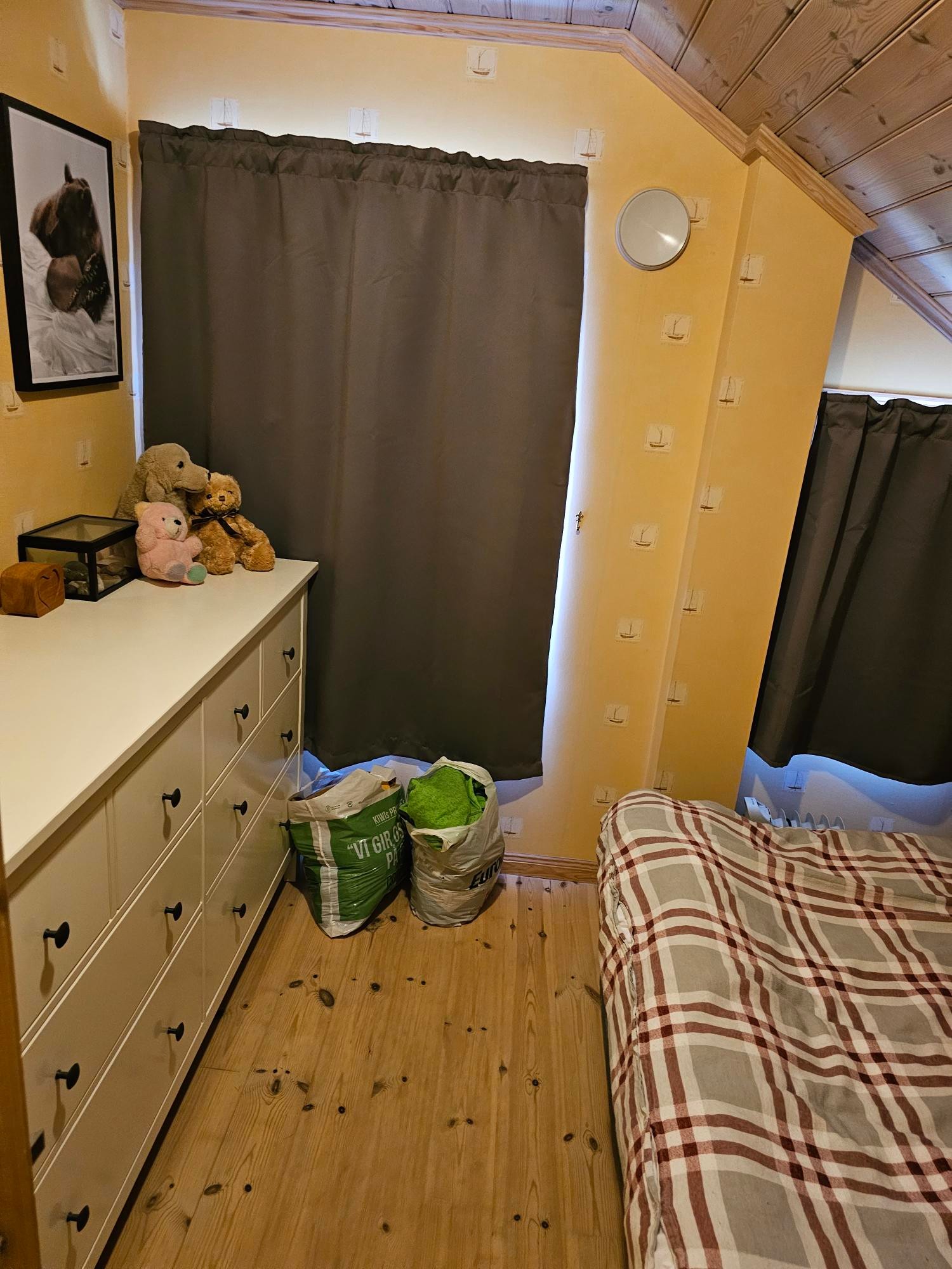 Soverom2 med kommode og skrivebord, lystette gardiner Galleribilde