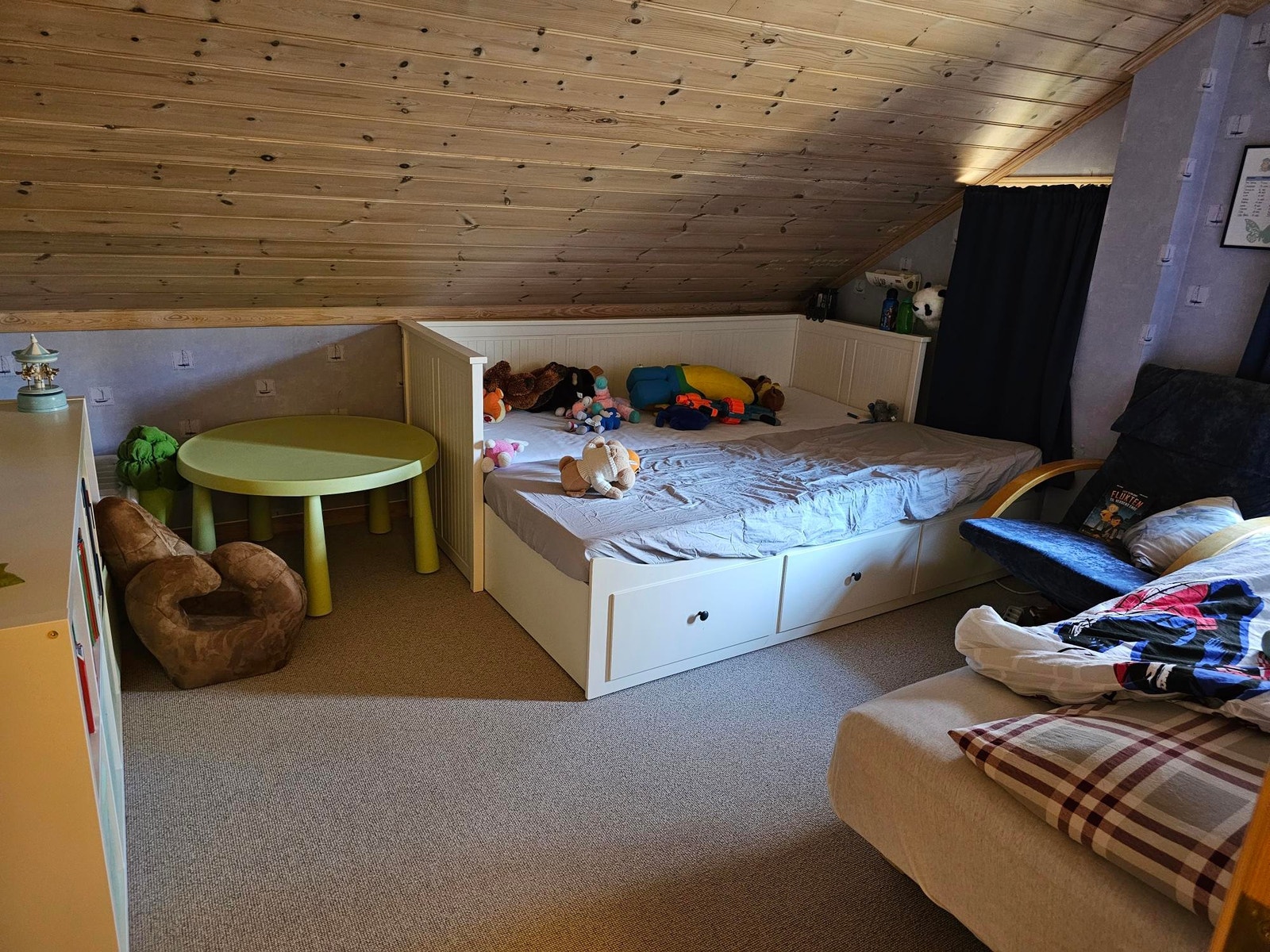 Barnerom med vegg til vegg teppe og lystette gardiner Galleribilde